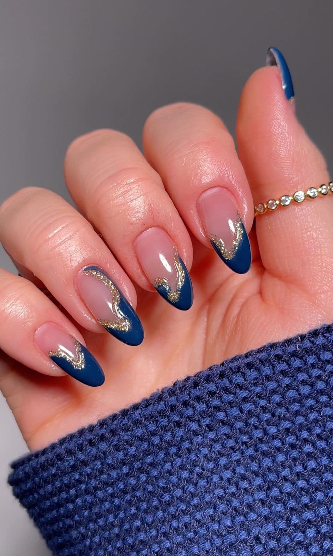 Manicura con detalles dorados