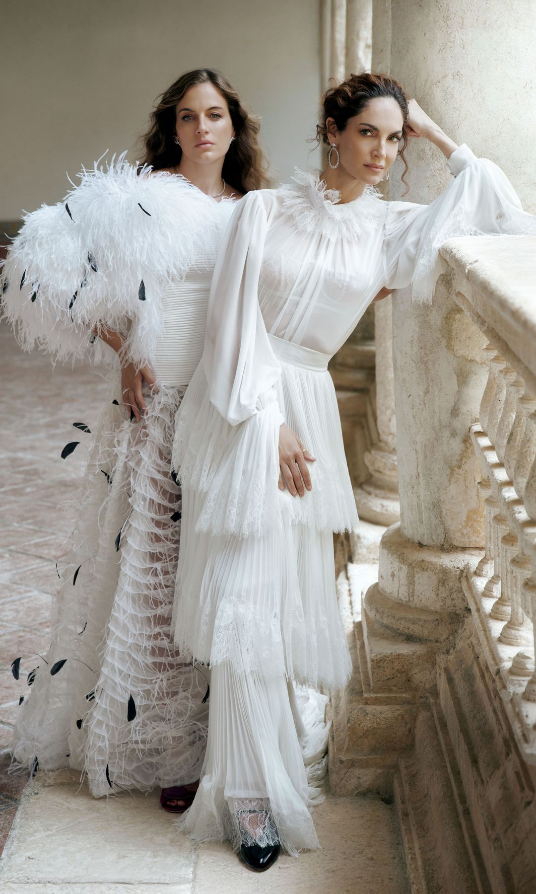 MUJERES ÚNICAS: Cleo, con vestido y abrigo, de Fernando Claro Couture; zapatos, de Giambattista Valli, y joyas, de Rabat. A su lado, Eugenia Silva lleva vestido, de Isabel Sanchis; zapatos, de Dior, y joyas, de Rabat