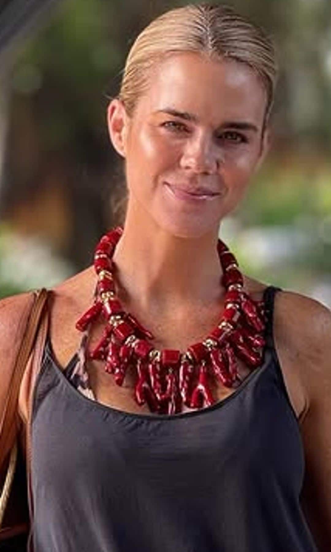 Amelia Bono con camiseta y short negros y collar rojo de corales