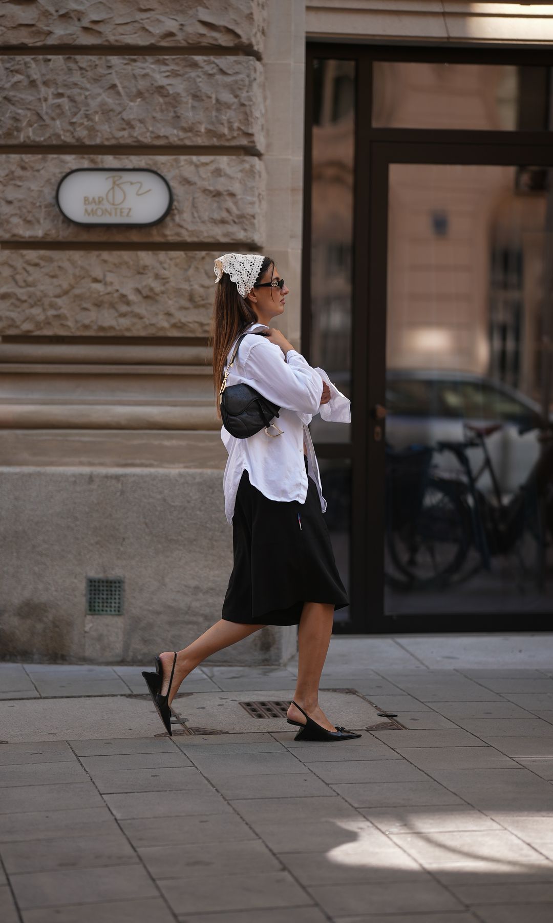 Anna Winter con camisa blanca oversize 
