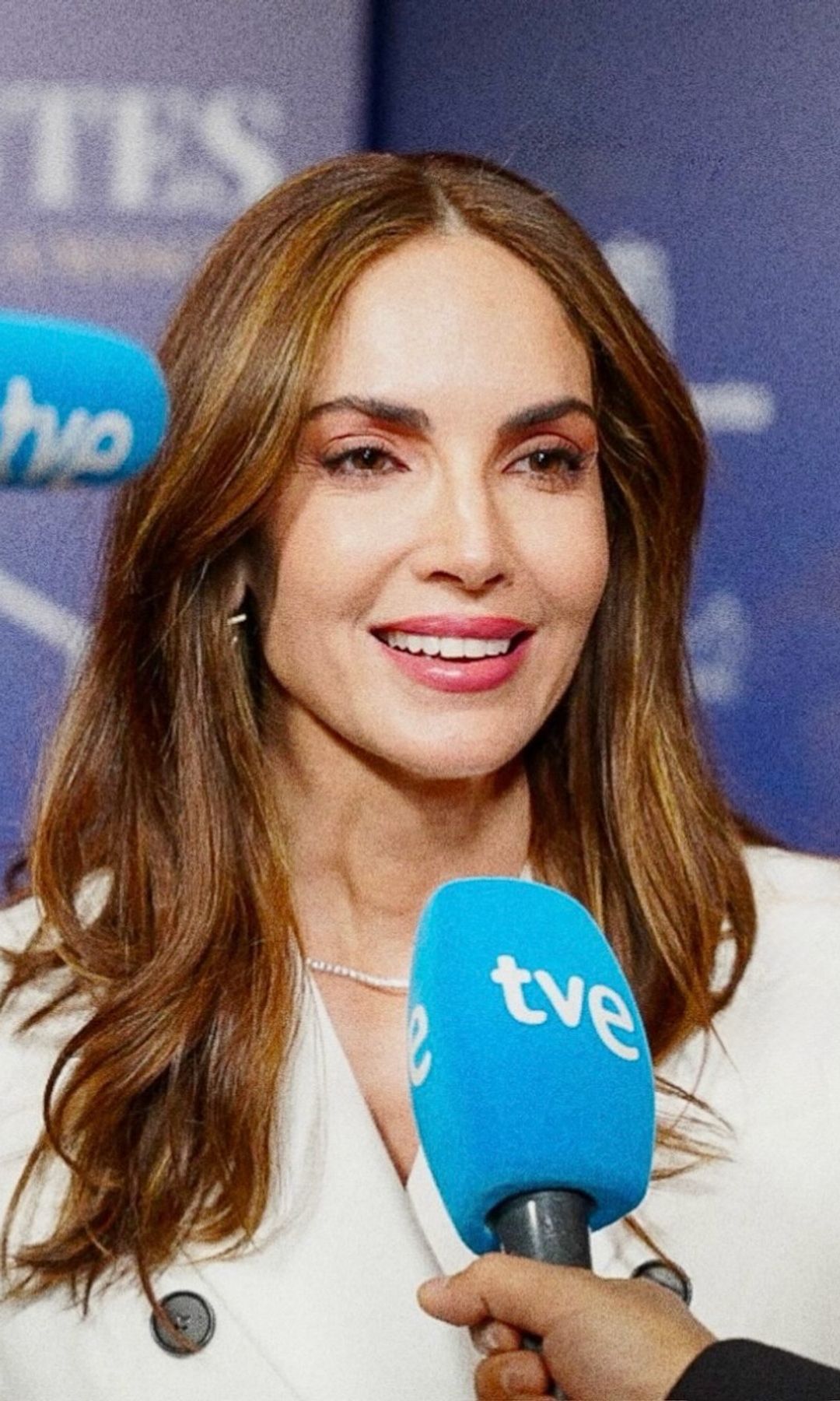 Eugenia Silva demuestra que una melena midi con capas ligeras y movimiento estratégico resulta mucho más favorecedora que los acabados rígidos o excesivamente pulidos