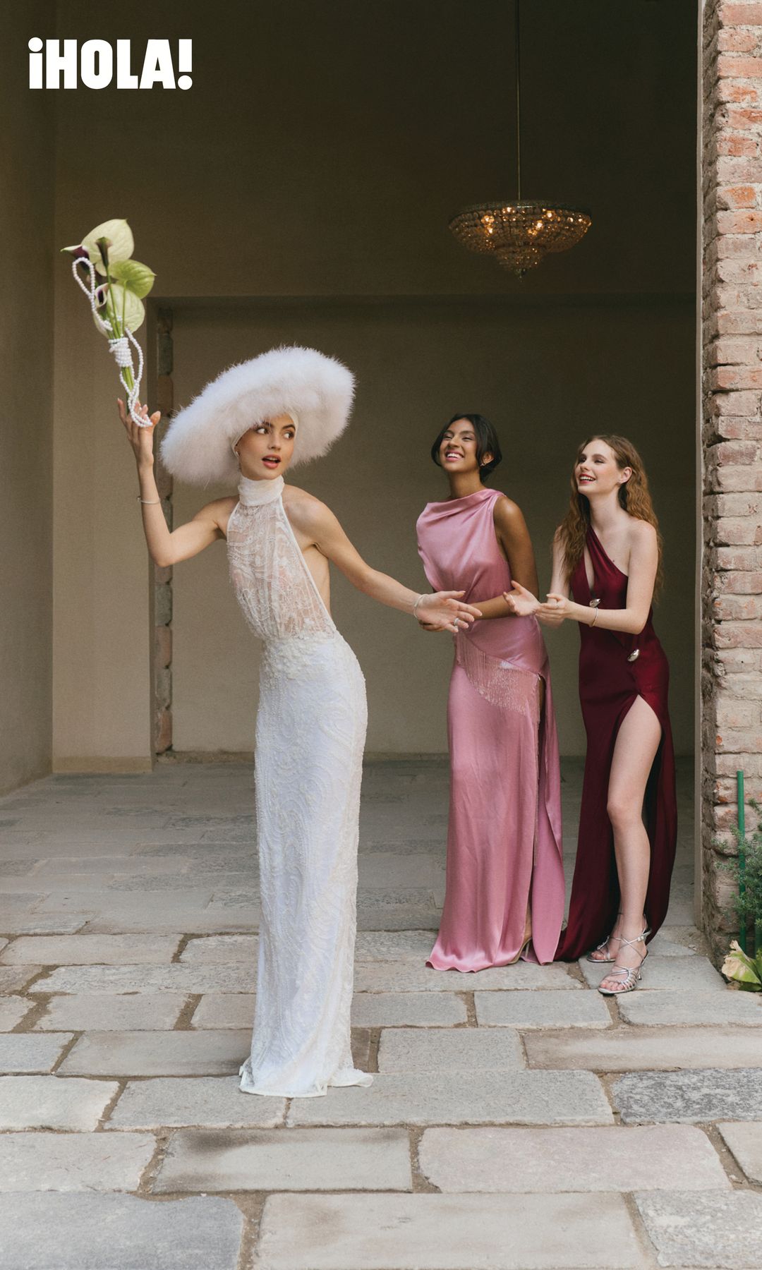En esta imagen, nuestra protagonista lanza su ramo de Polen Flores, mientras a su lado las damas de honor lucen diseños coordinados de Amkie Gamus. La dama a la izquierda lleva zapatos de Zara, y la de la derecha, de H&M. Ambas complementan su estilo con joyería sofisticada de Tiffany & Co.