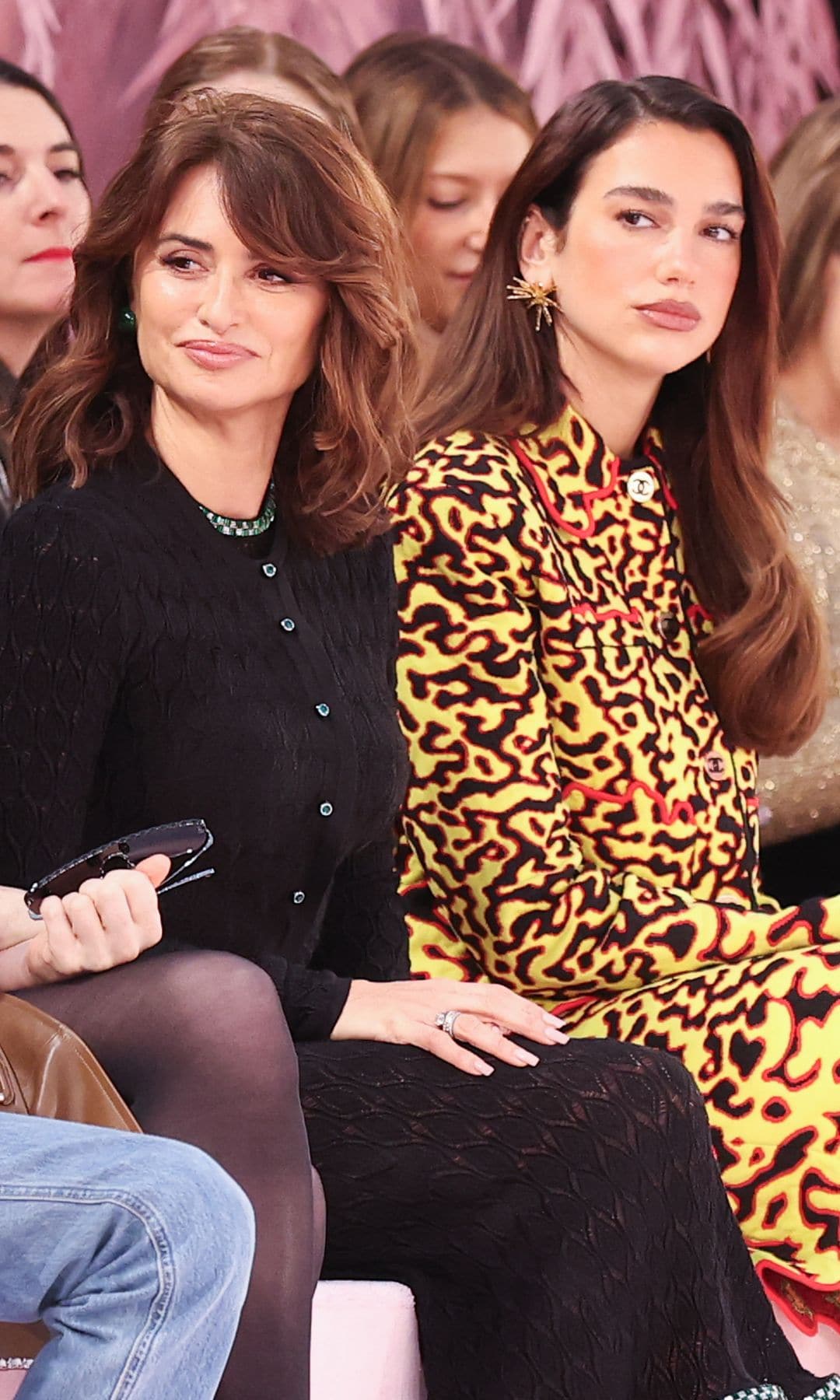 Penélope Cruz y Dua Lipa en el desfile de Chanel con melenas 'cherry'