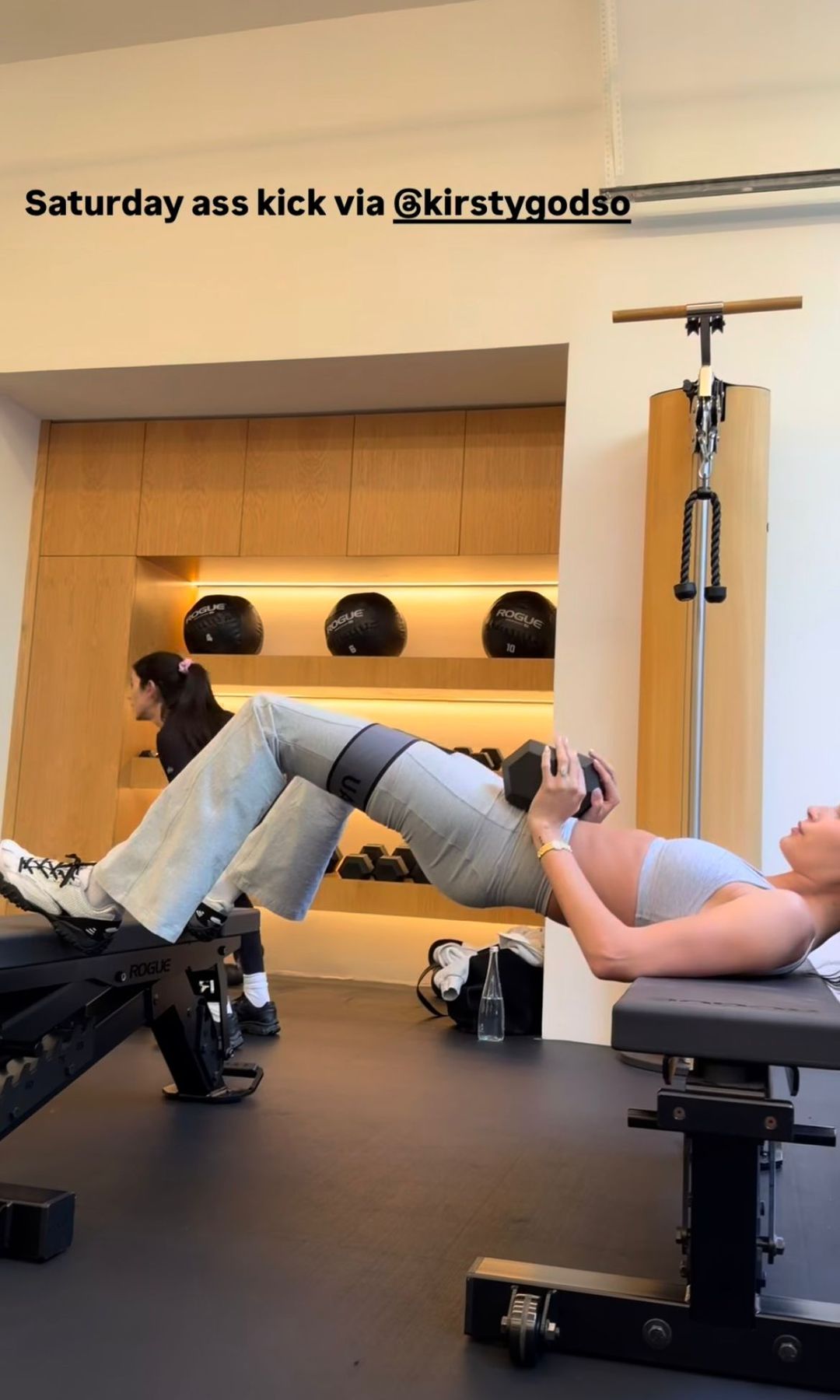 Hailey Bieber haciendo ejercicios para glúteos
