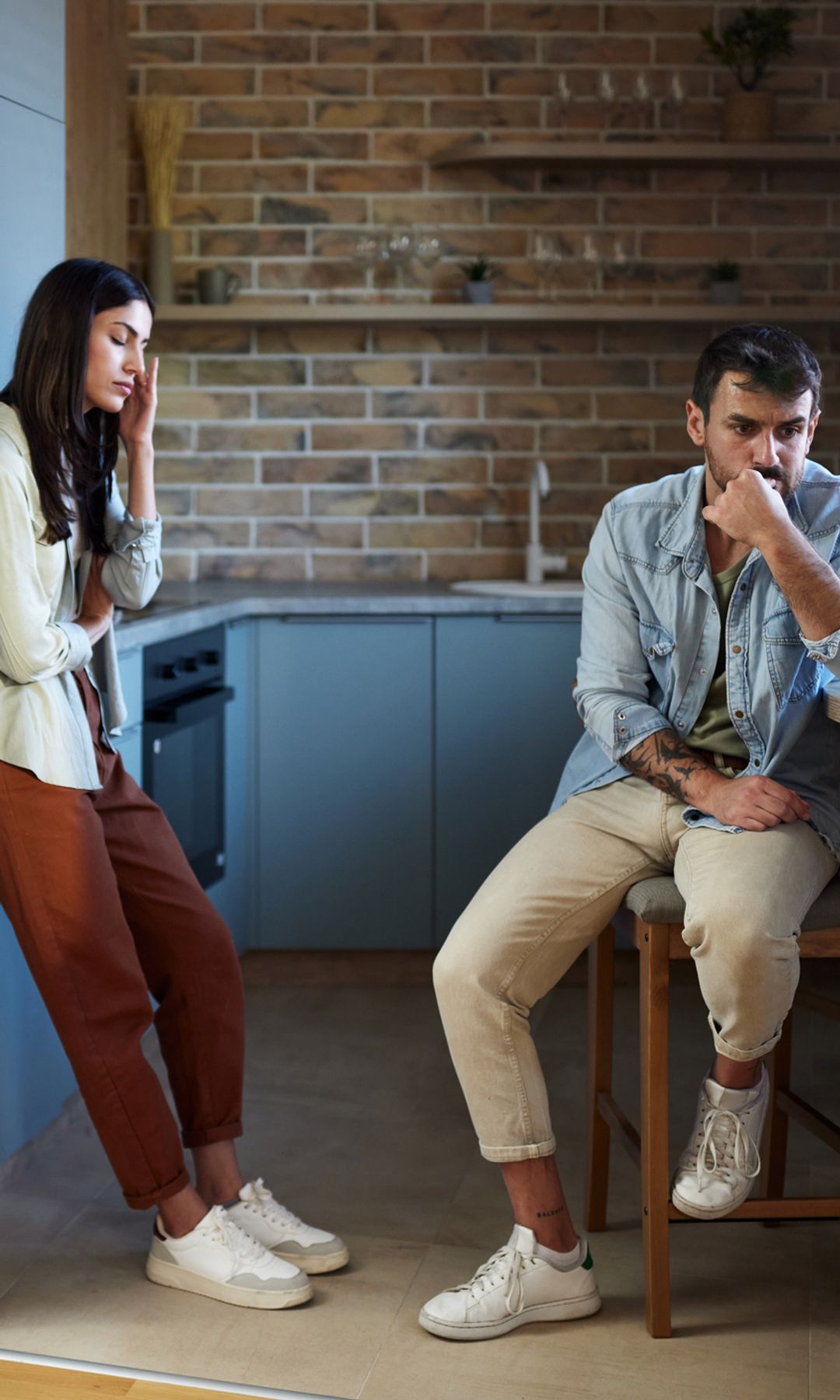 pareja en crisis en la cocina de casa