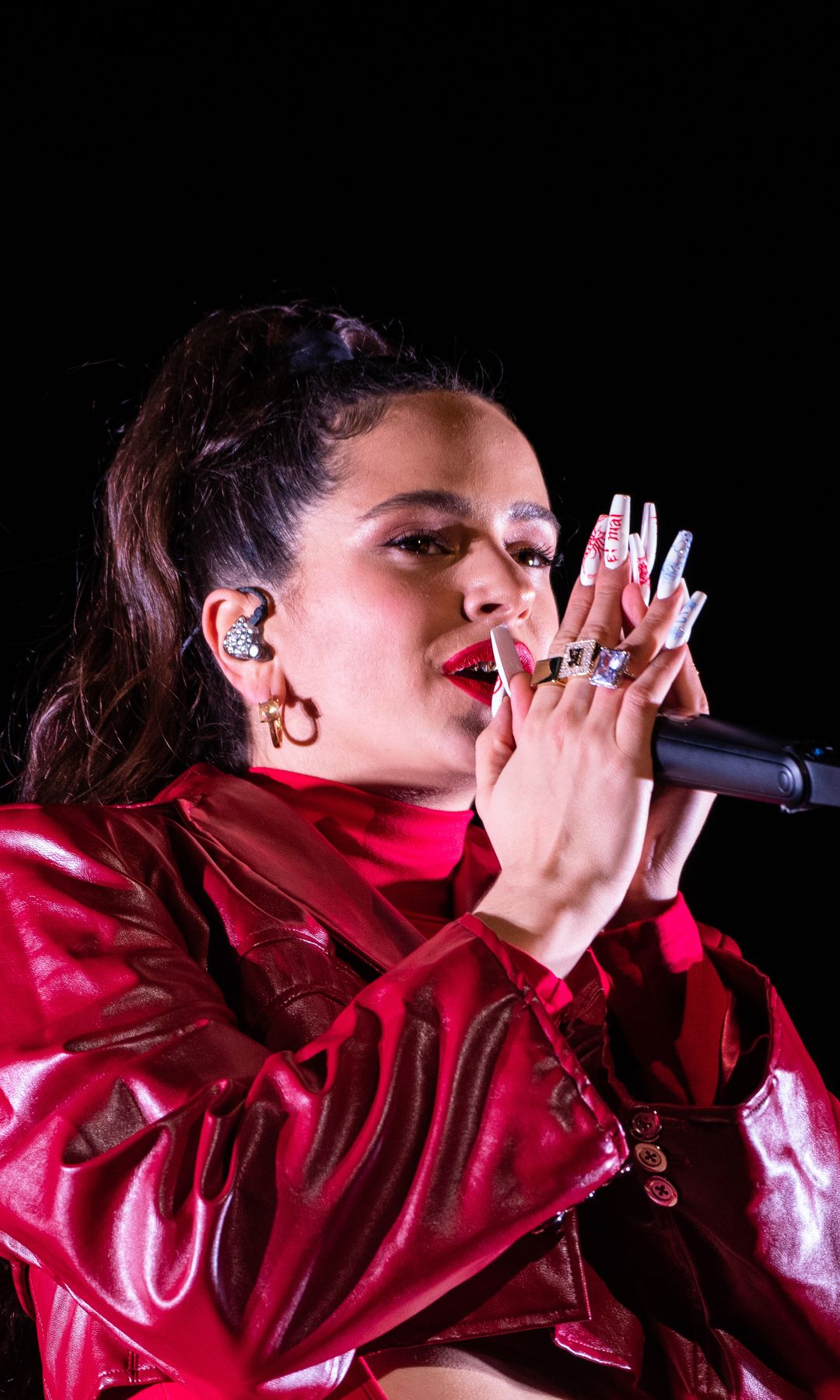 Rosalía cantando