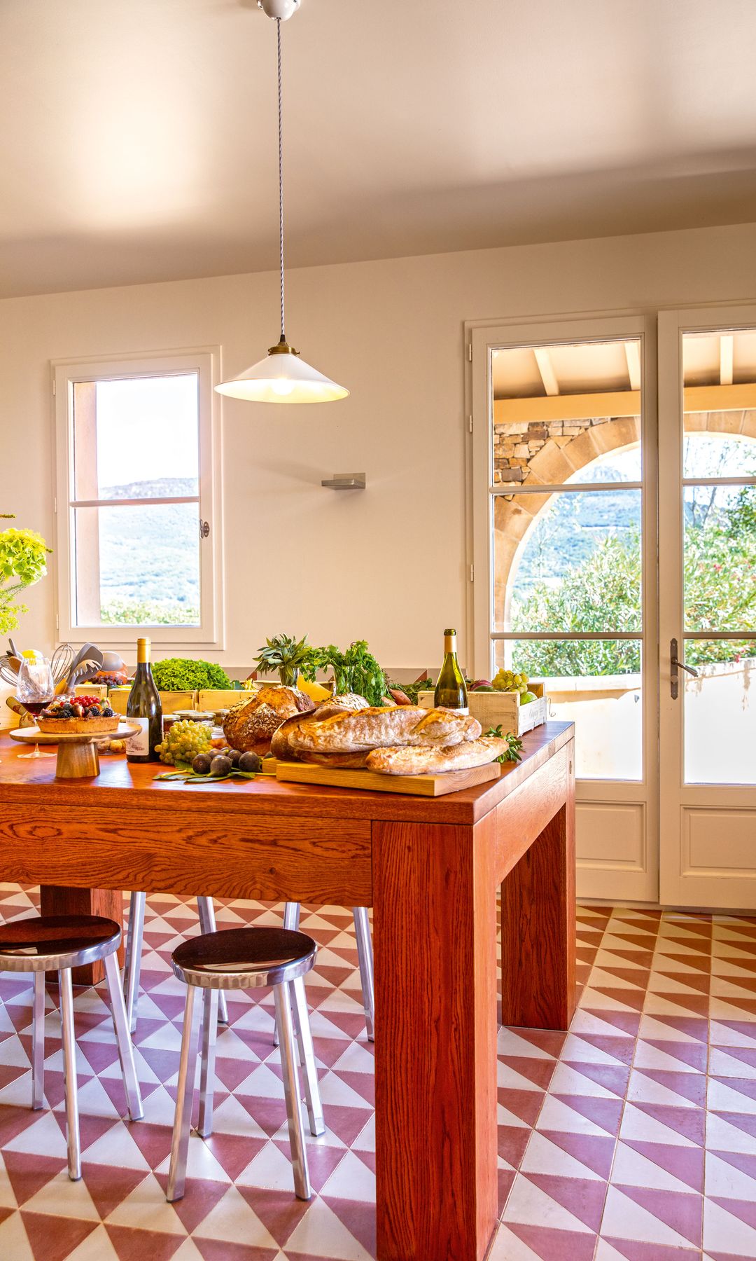 Entre la tradición y el diseño: La propia Ingrid se encargó de la decoración de la casa, en la que destacan las piezas contemporáneas, que conviven con detalles de artesanía local, como los azulejos de la cocina, que reflejan el color de la tierra rojiza de la región