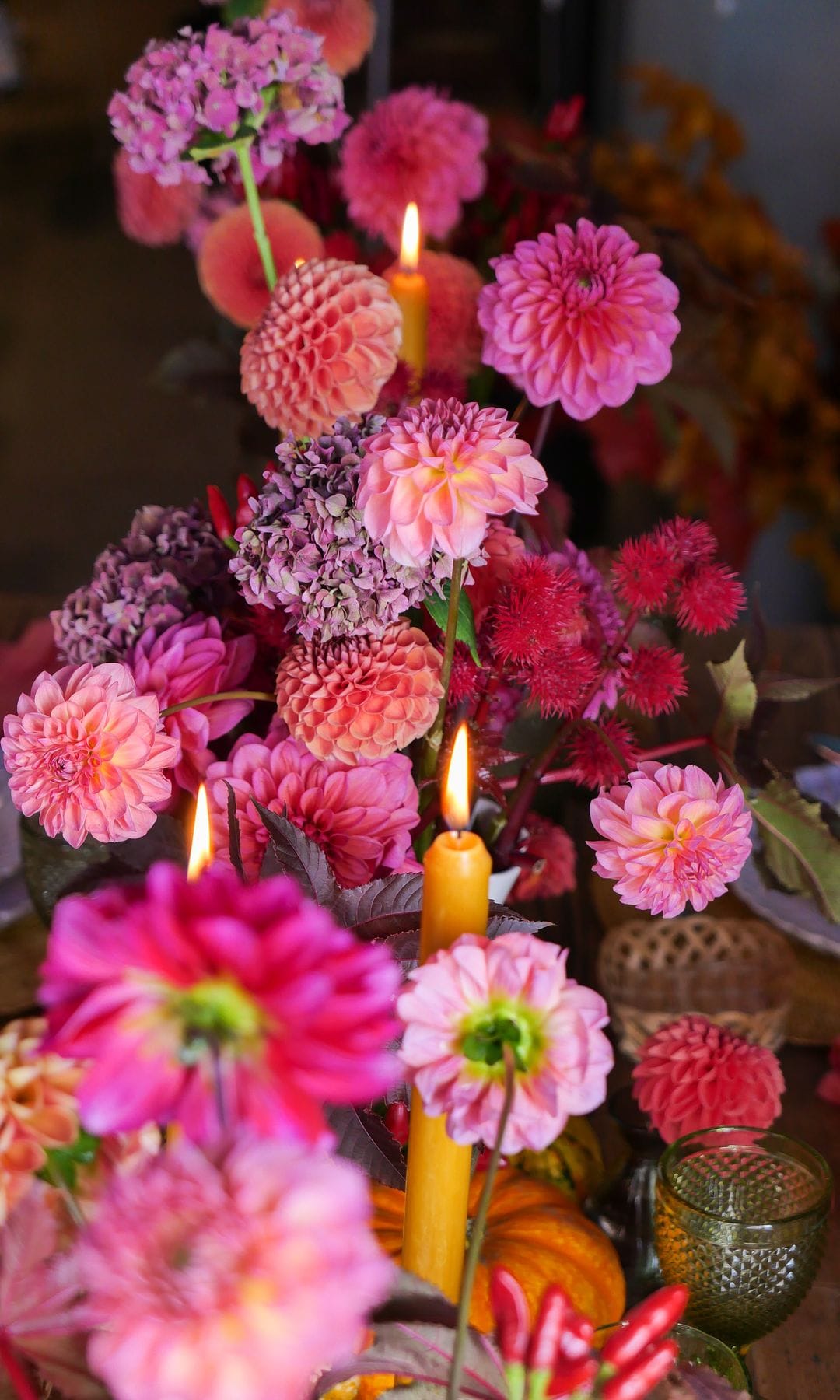 Ramo de flores con dalias y otras flores en tonos rosas 