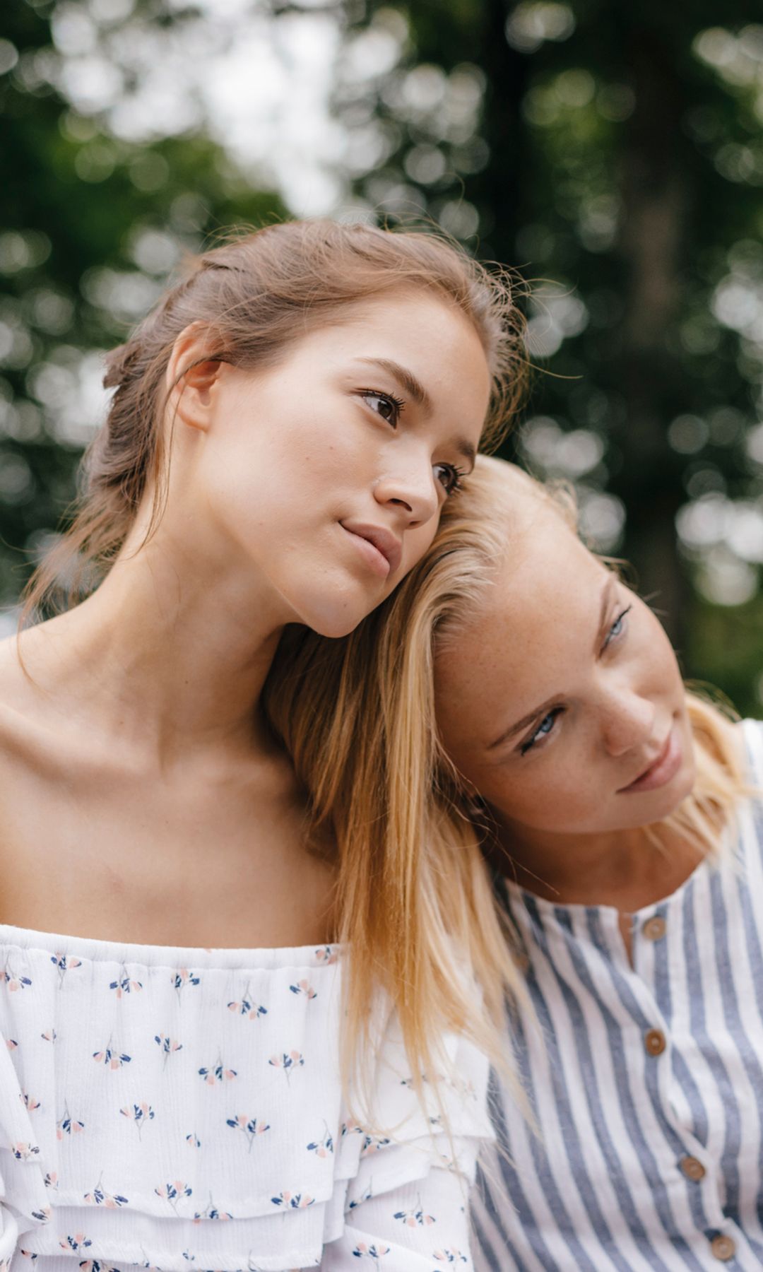 Mujer apoyada en el hombro de su amiga