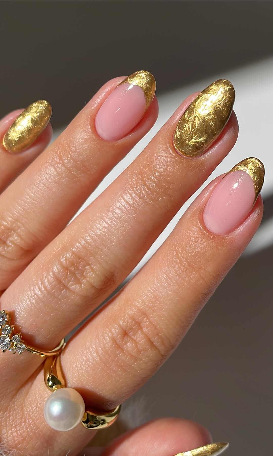 manicura francesa dorada