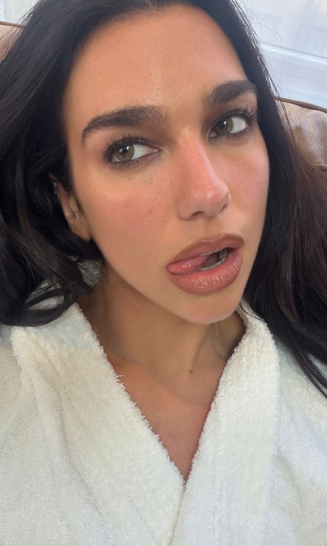 Maquillaje de Dua Lipa con colorete