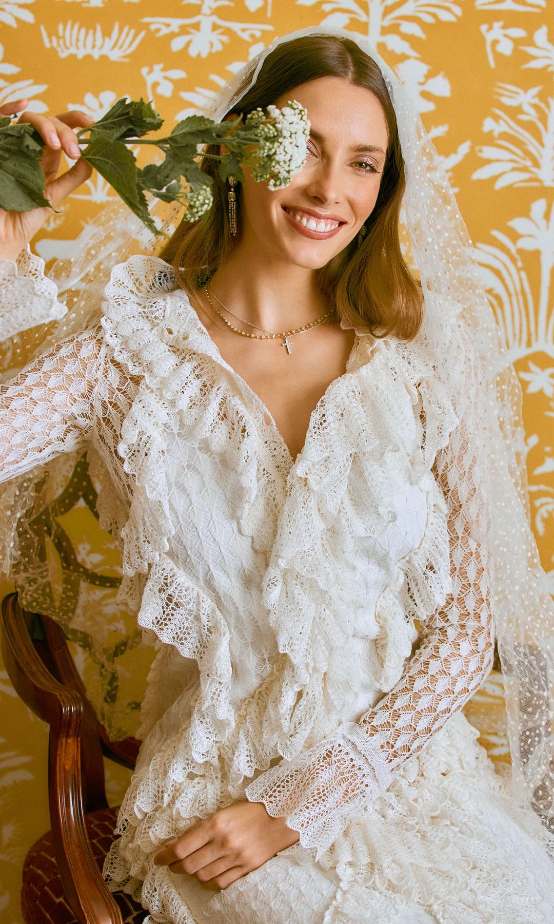 Un cierto espíritu casual: La modelo lleva un original vestido de aires folk en tejido de punto calado y con volantes, de Dior; pendientes largos con dos tonos diferentes de diamantes; colgantes de oro blanco con diamantes, de Suarez, y flor, de Casa Florida