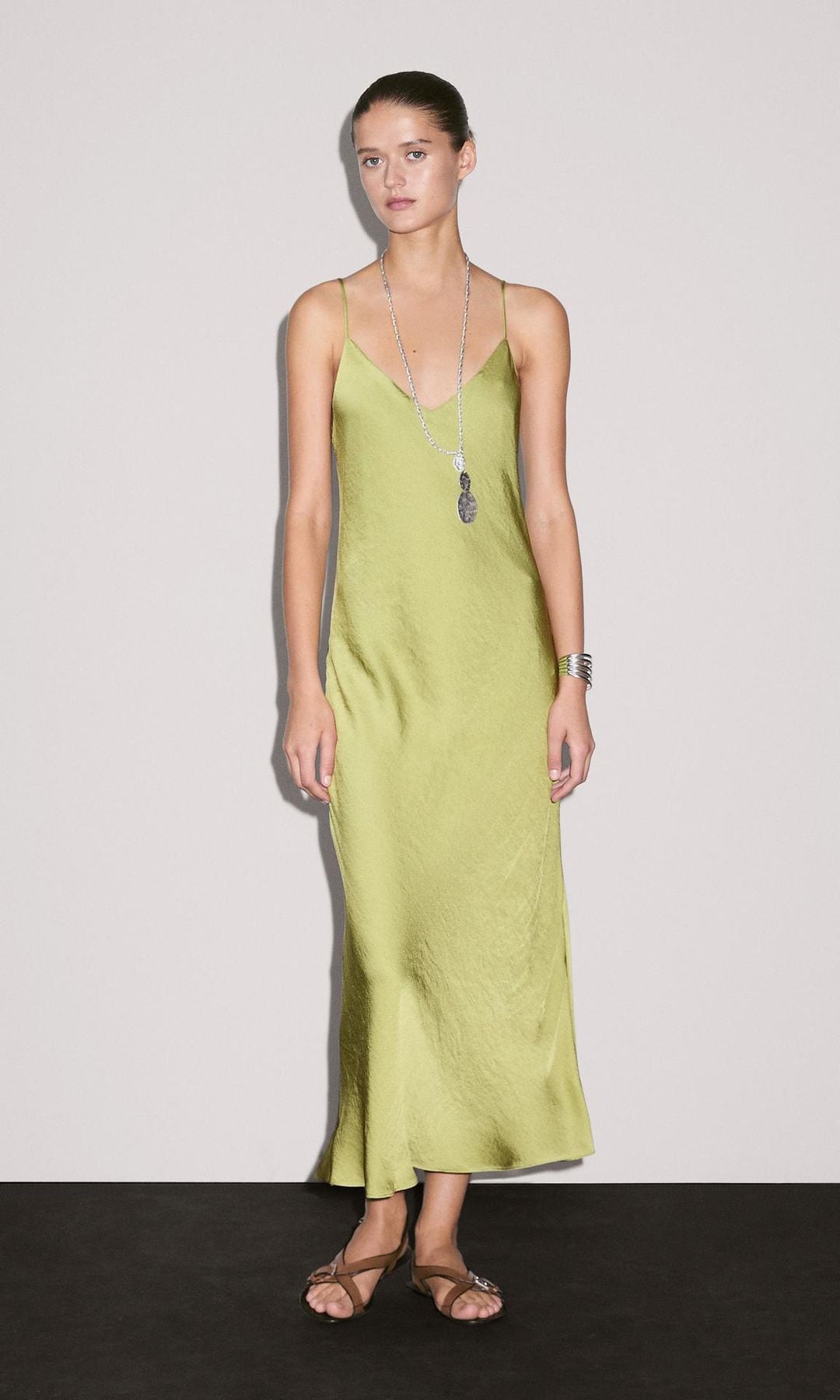 vestido satinado verde con escote en pico