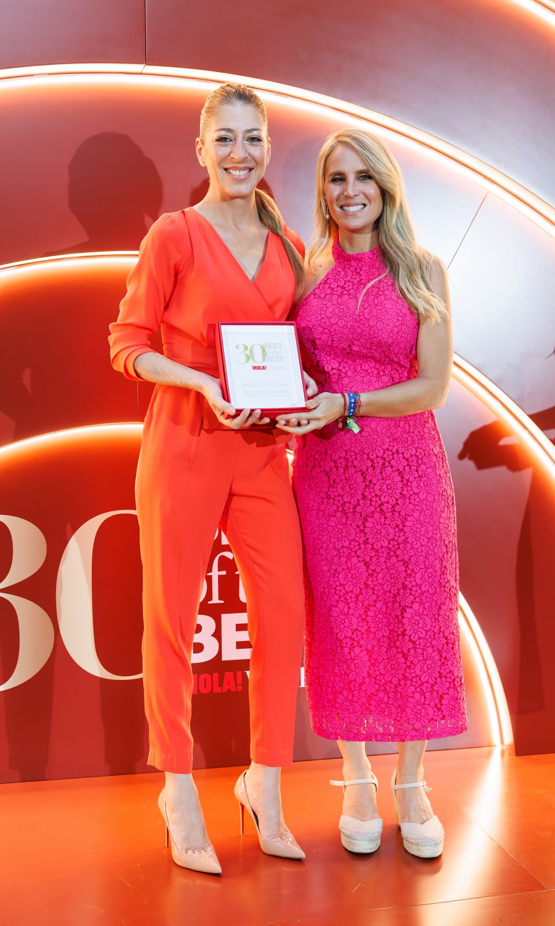 Angie Rigueiro entrega el premio a Mariola Valladares - Directora de Gran Hotel Miramar Resort & Spa, Málaga