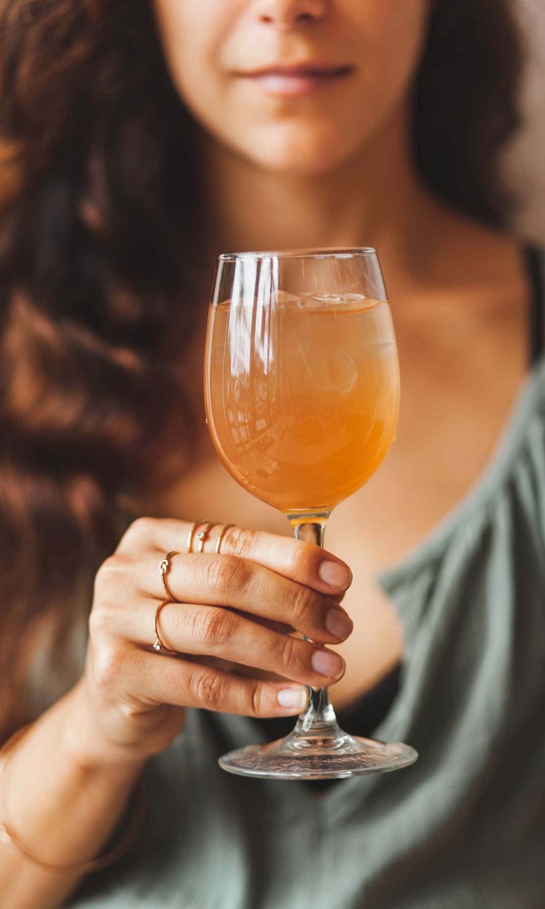 La kombucha es una bebida fermentada rica en probióticos que facilita las digestiones