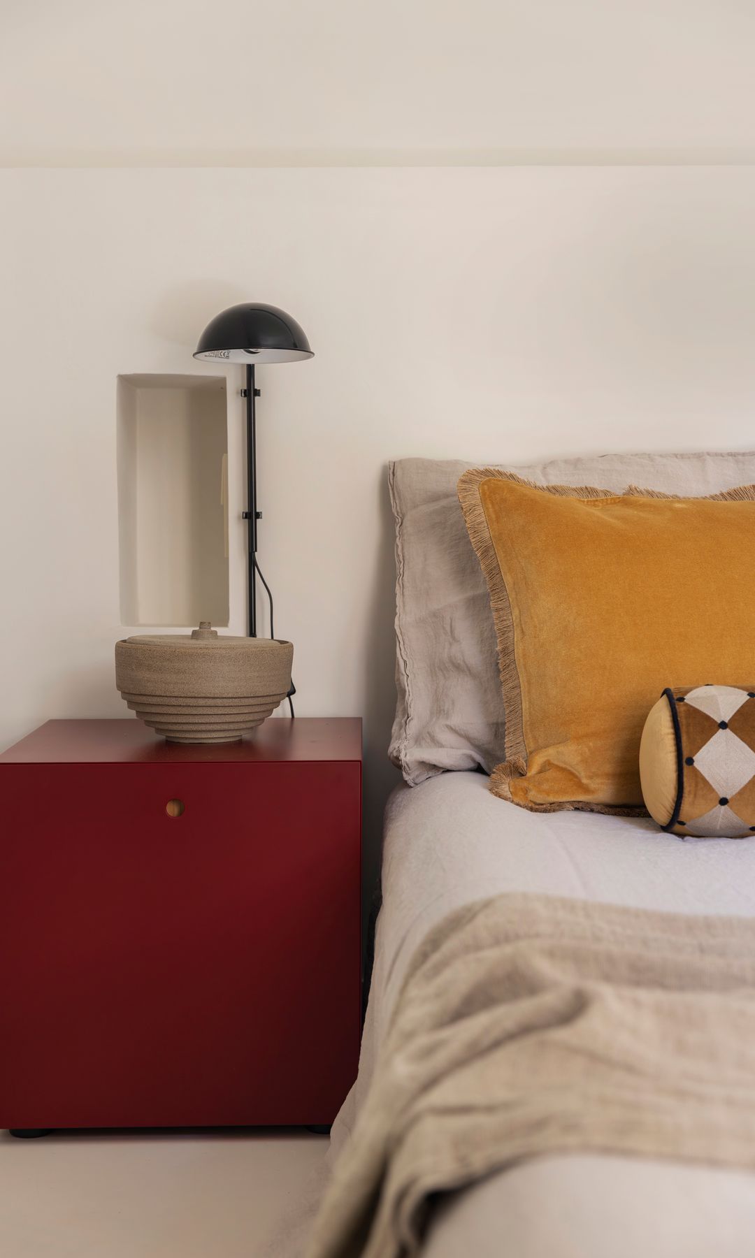 Dormitorio de un proyecto de Mutuum con cerámica de la colección Lempicka de Mar Gausachs en la mesita de noche.