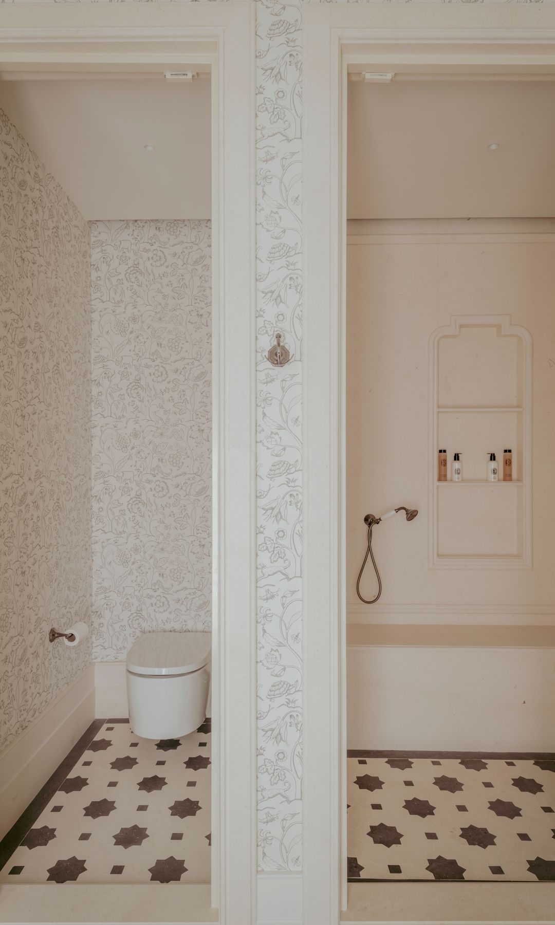 Baño con distribución compartimentada en cabinas