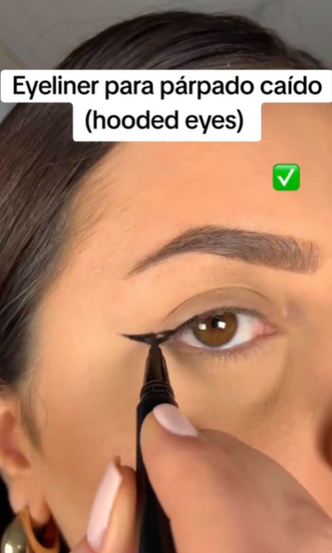 La tiktoker Makeup Marie haciendo un eyeliner para párpados caídos