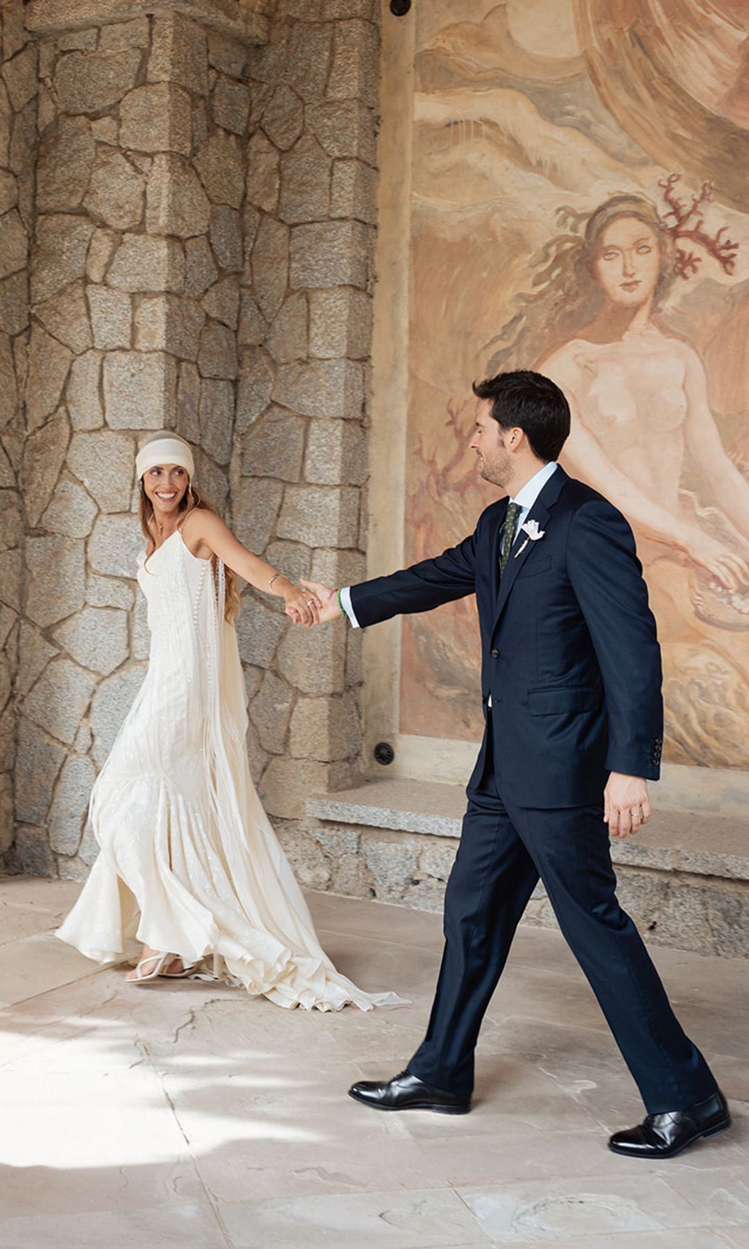 Vestido de novia con flecos y casquete de seda