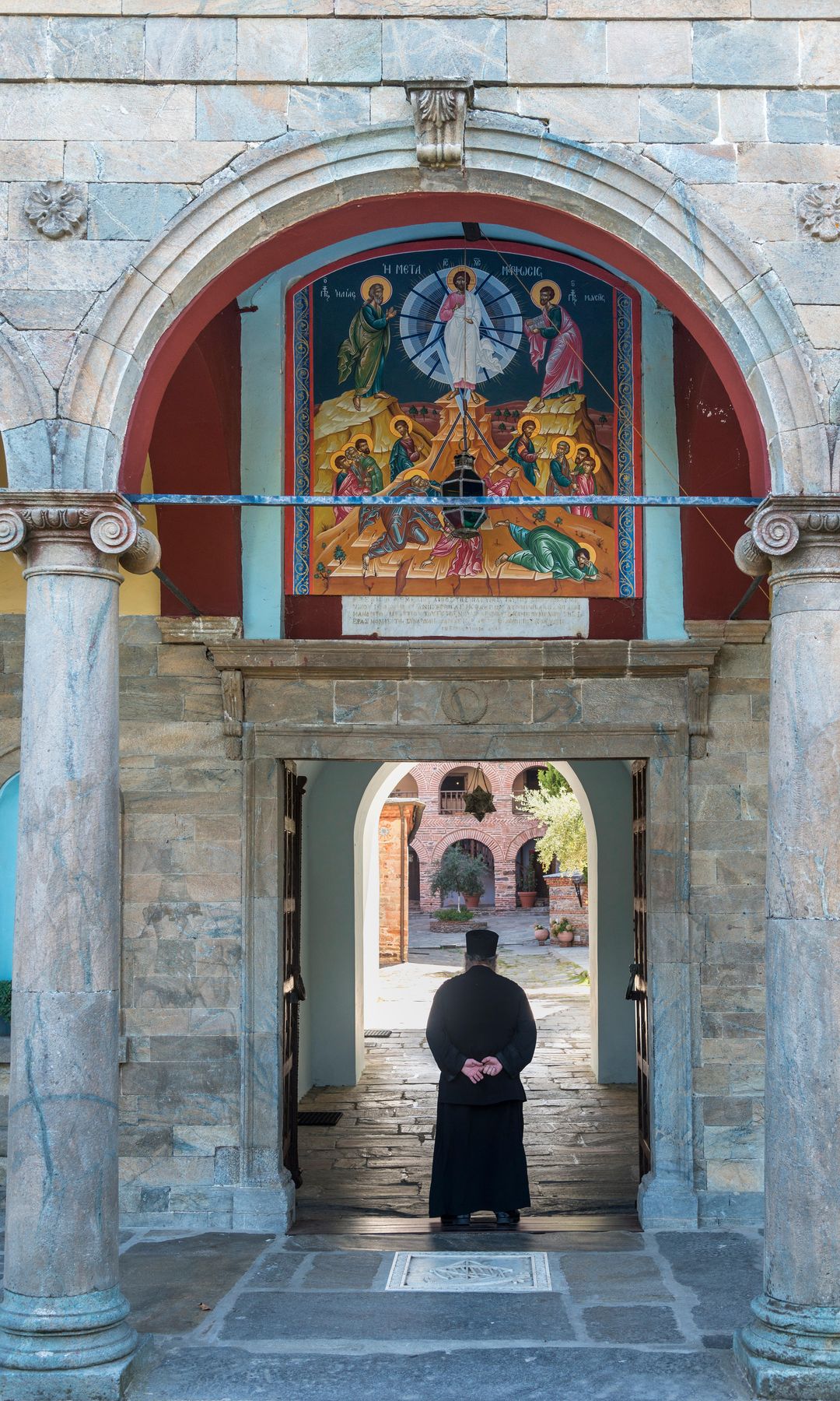 Monje en el monasterio de Koutloumousiou, península de Athos, Grecia