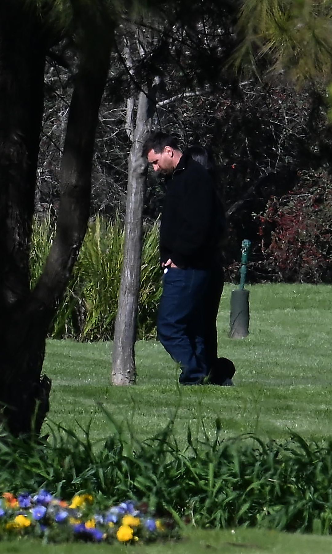 Abatido y cabizbajo, Leo Messi camina por el cementerio El Prado de Rosario durante el último adiós a su padre, Jorge, fallecido a los 68 años tras una larga enfermedad