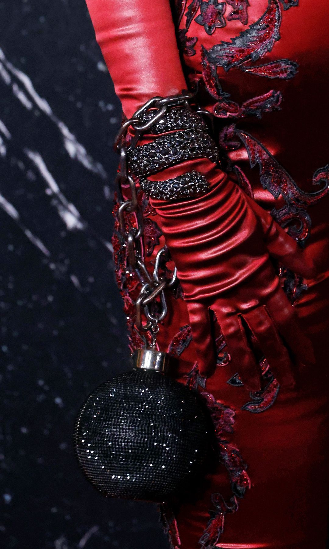 Detalle bolso Blake Lively en la premier de Deadpool & Wolverine