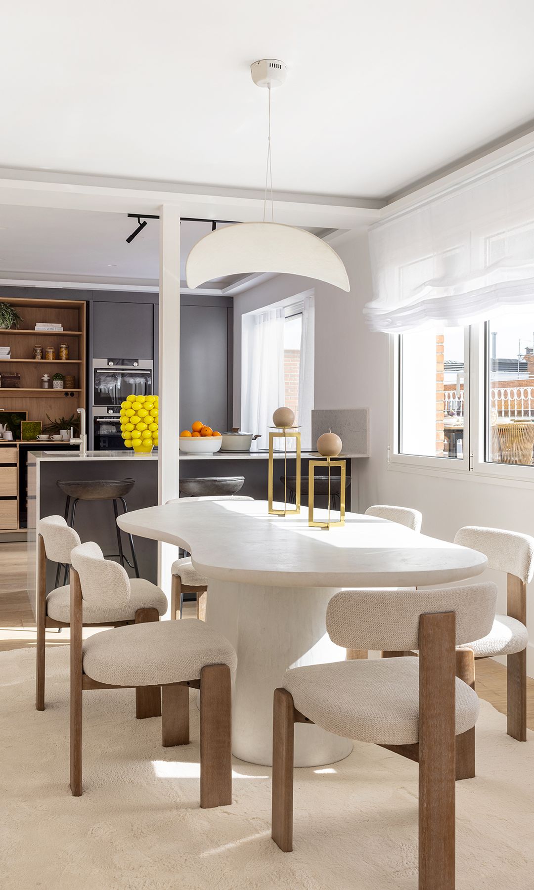 Comedor junto a la cocina, en un proyecto del estudio Alberto Torres Interiorismo. 