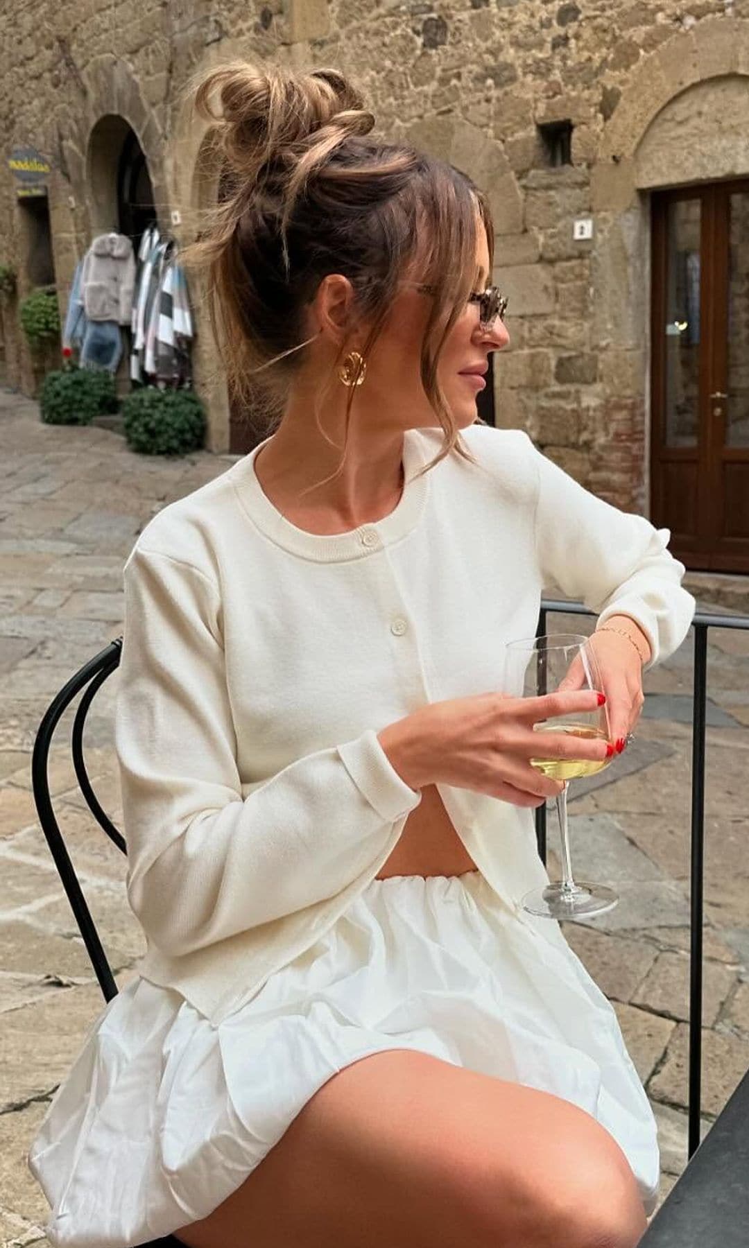Mujer con moño despeinado