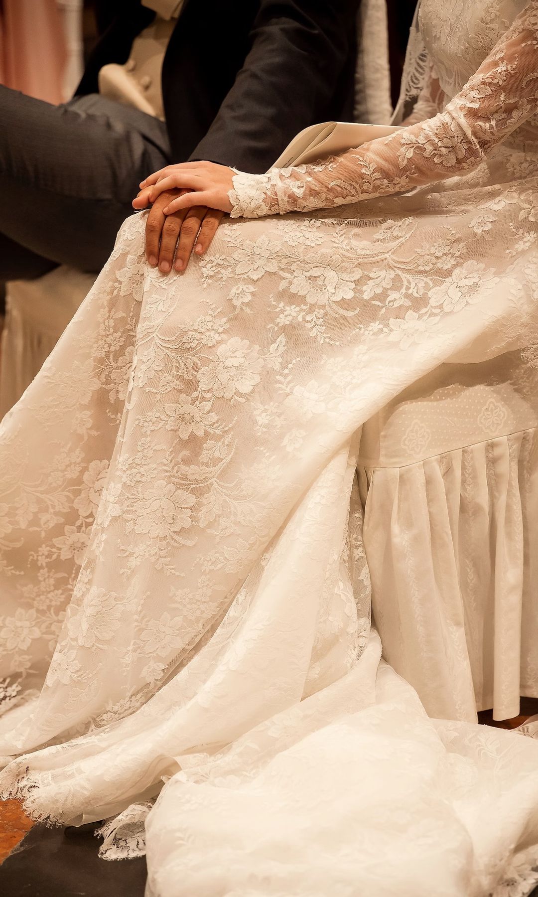 Vestido de novia con detalle de encaje floral francés