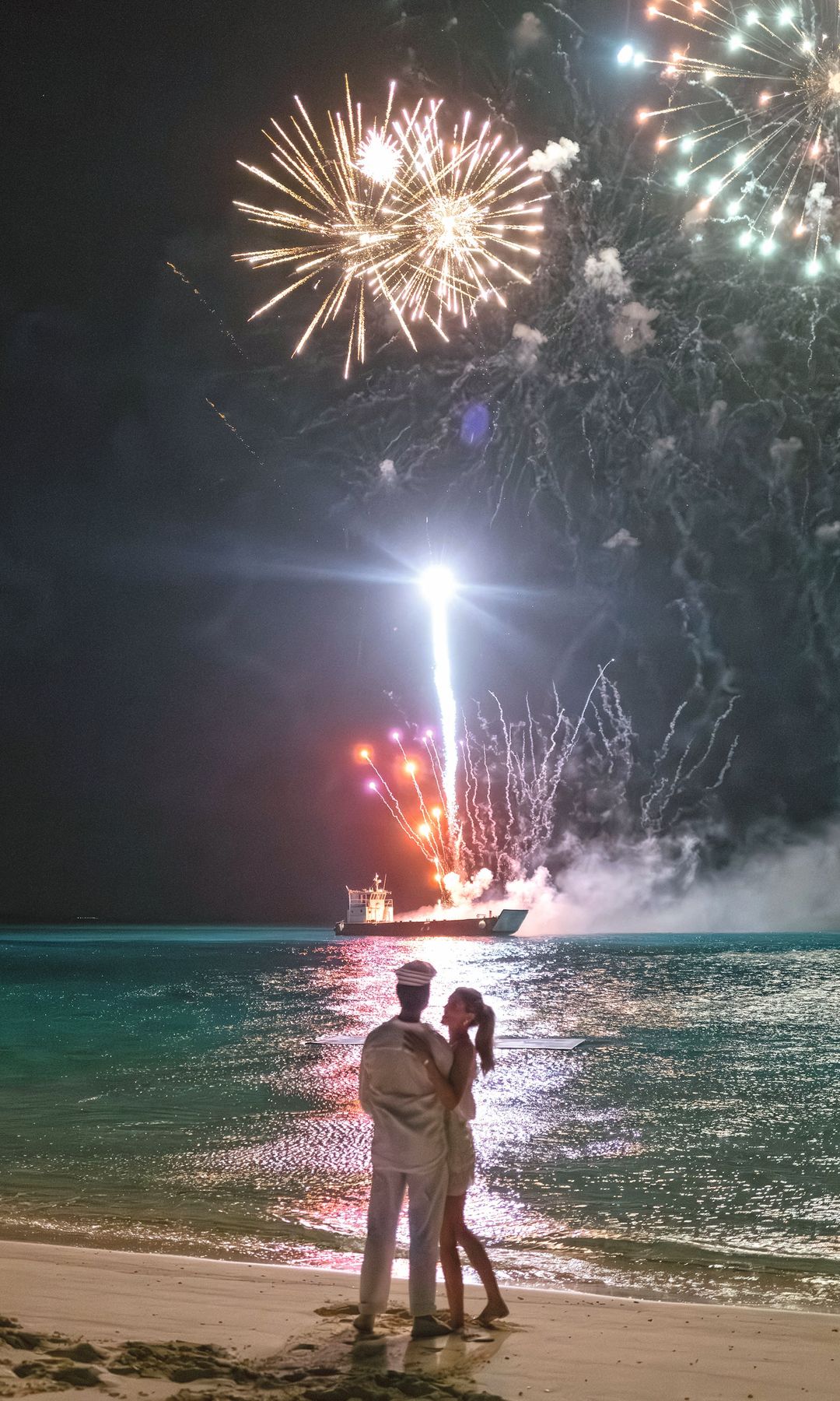 Los novio viendo los fuegos artificiales