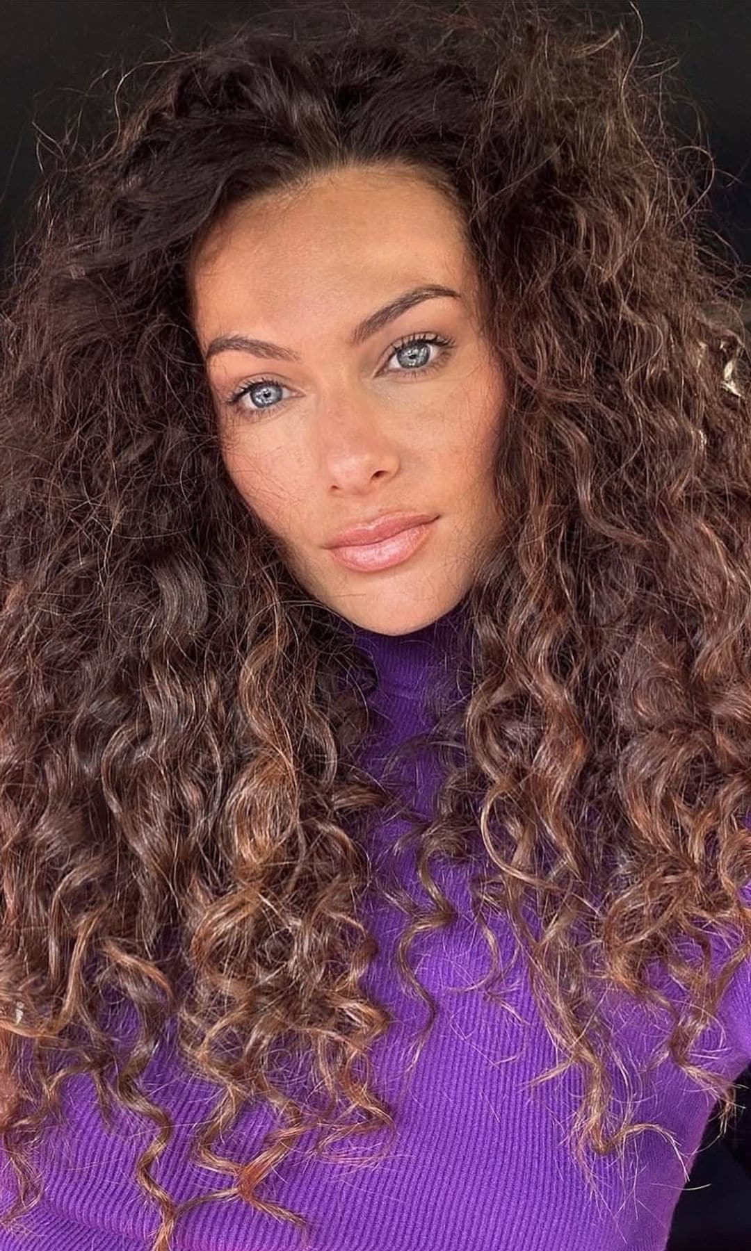 Un selfie de Paola Turani con el pelo rizado