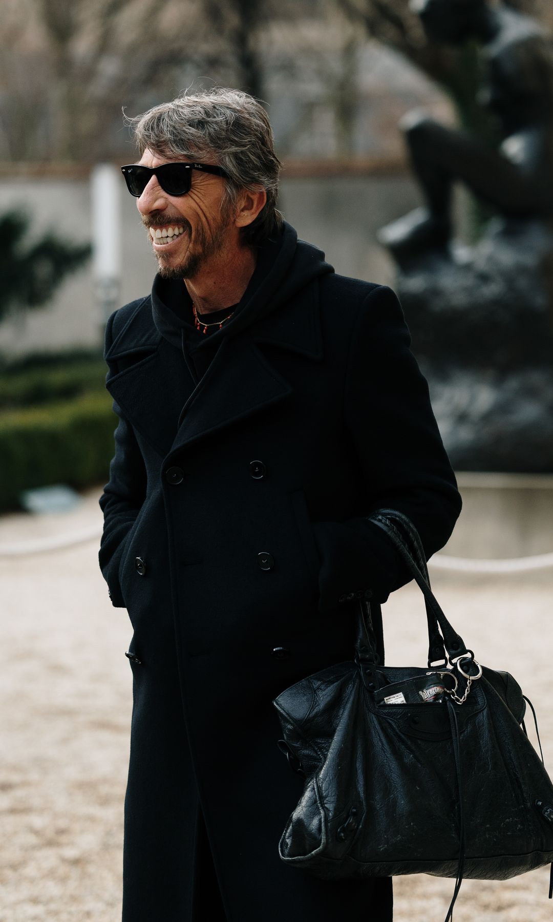 Pierpaolo en París con un maxibolso