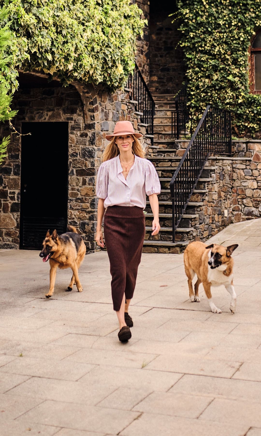 VIDA AL NATURAL
Vanesa pasea con sus dos perros en la entrada de su casa en Andorra, donde vive con su pareja, el exfutbolista Carles Puyol, y sus dos hijas, Manuela y María.
