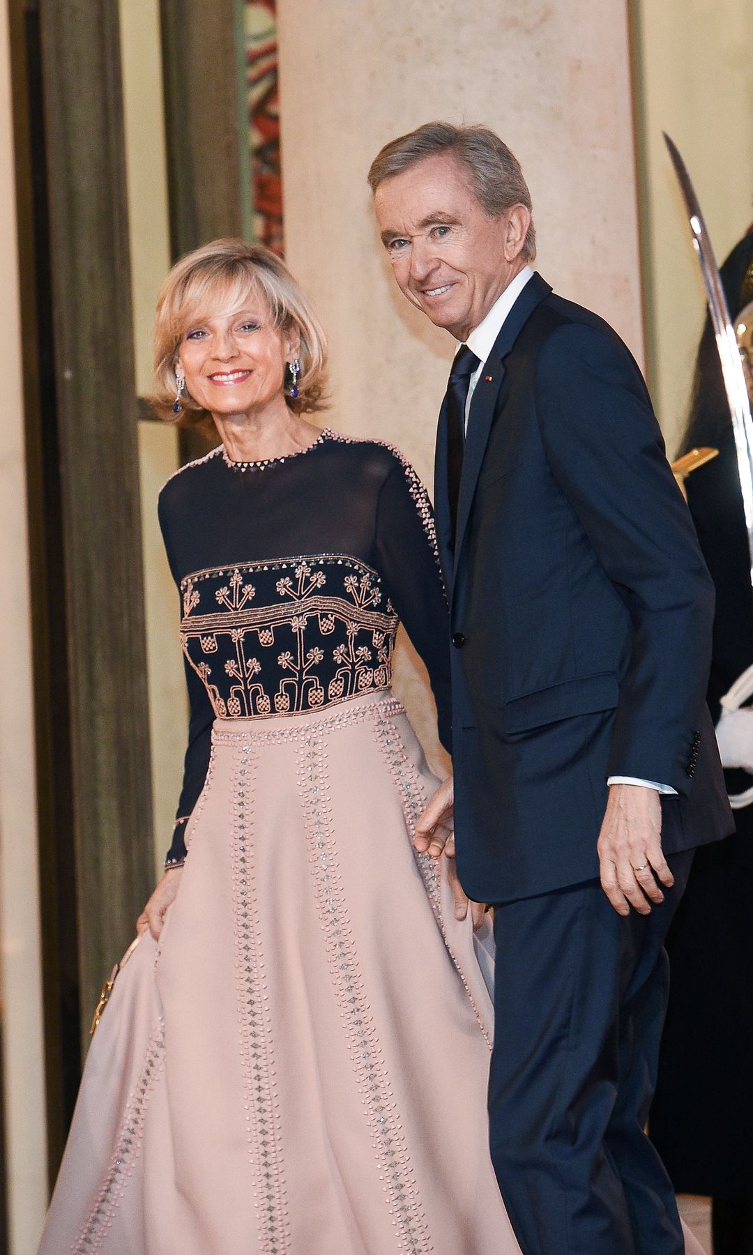 Bernard Arnault y su esposa Hélène Arnault llegan a una cena de estado en el Palacio Presidencial del Elíseo el 25 de marzo de 2019, en París, Francia. Xi Jinping está en una visita de estado a Francia del 24 al 26 de marzo de 2019.