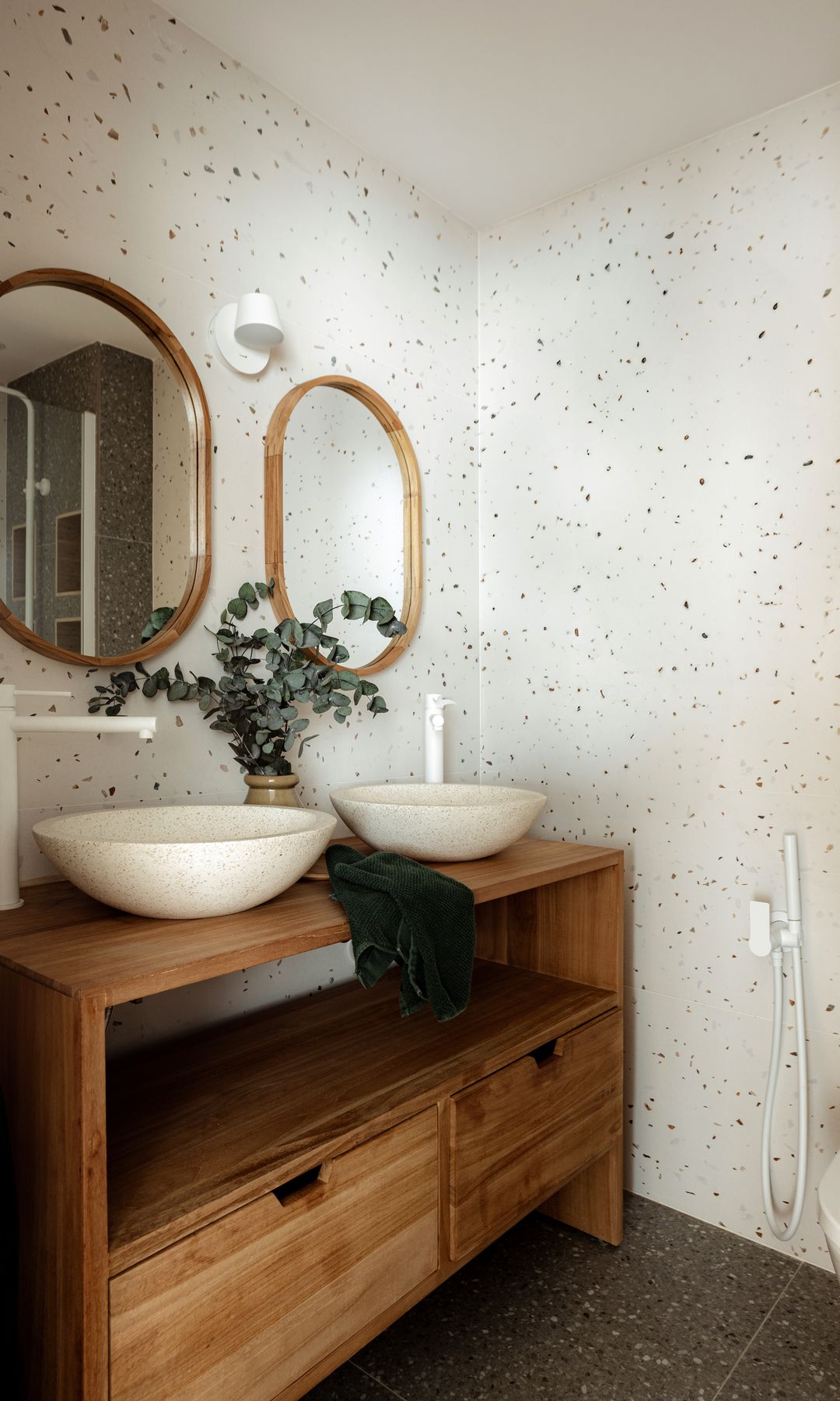 Baño con dos lavabos