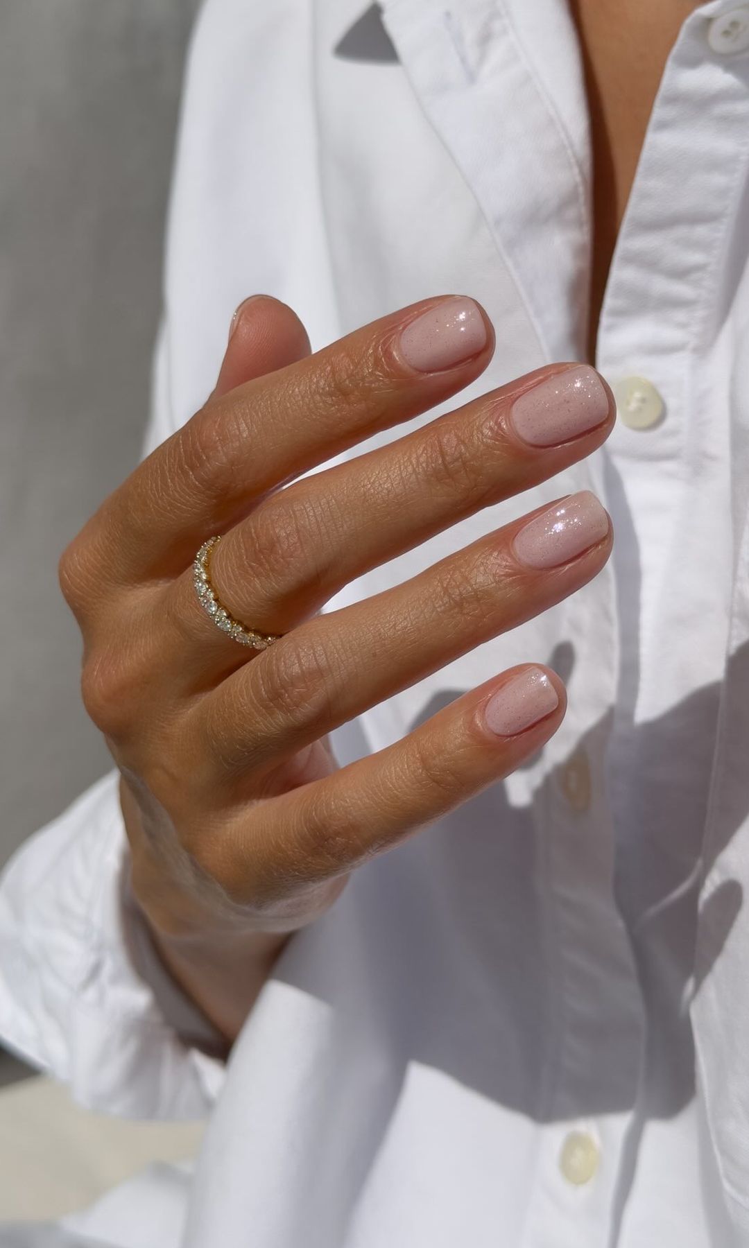 Manicura natural con brillos