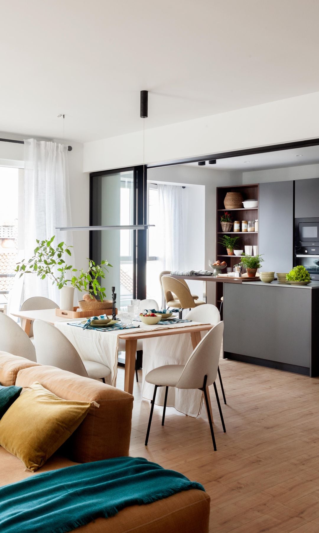 Cocina integrada con cerramiento de cristal