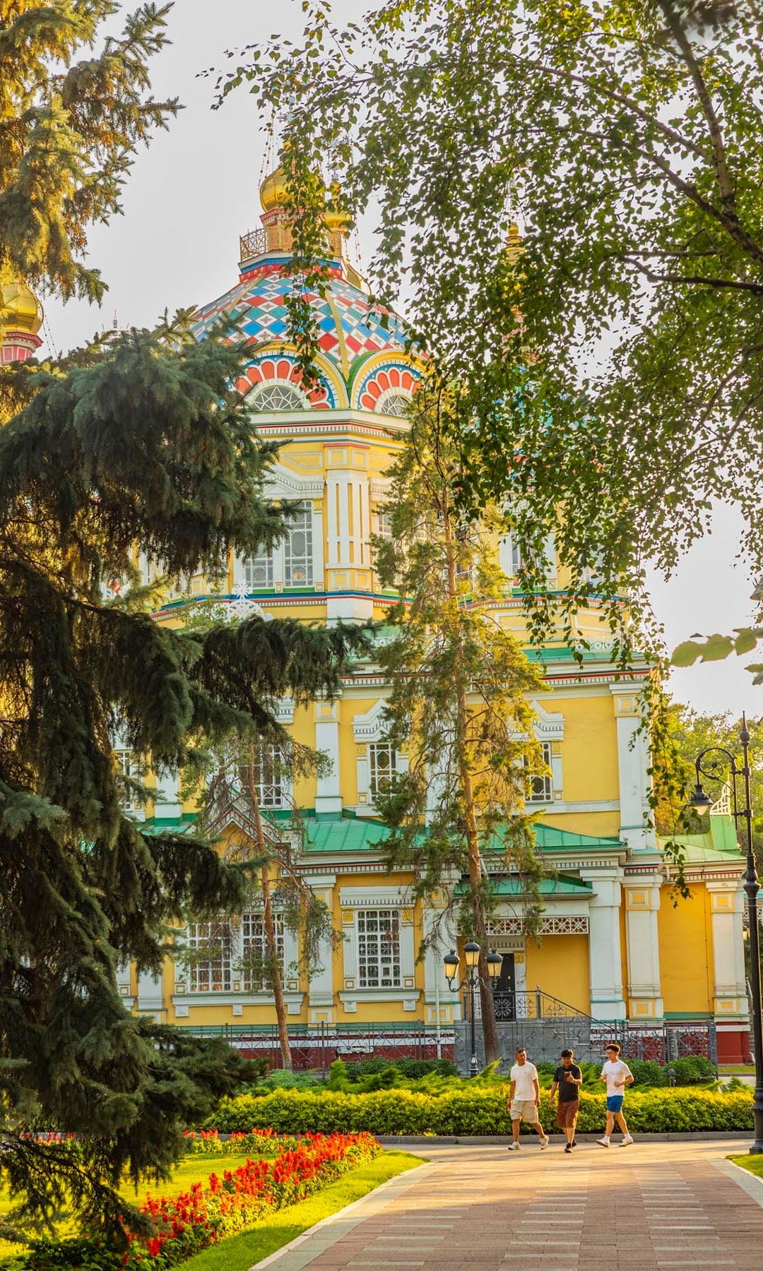 Catedral ortodoxa de La Ascensión en el parque Panfilov.