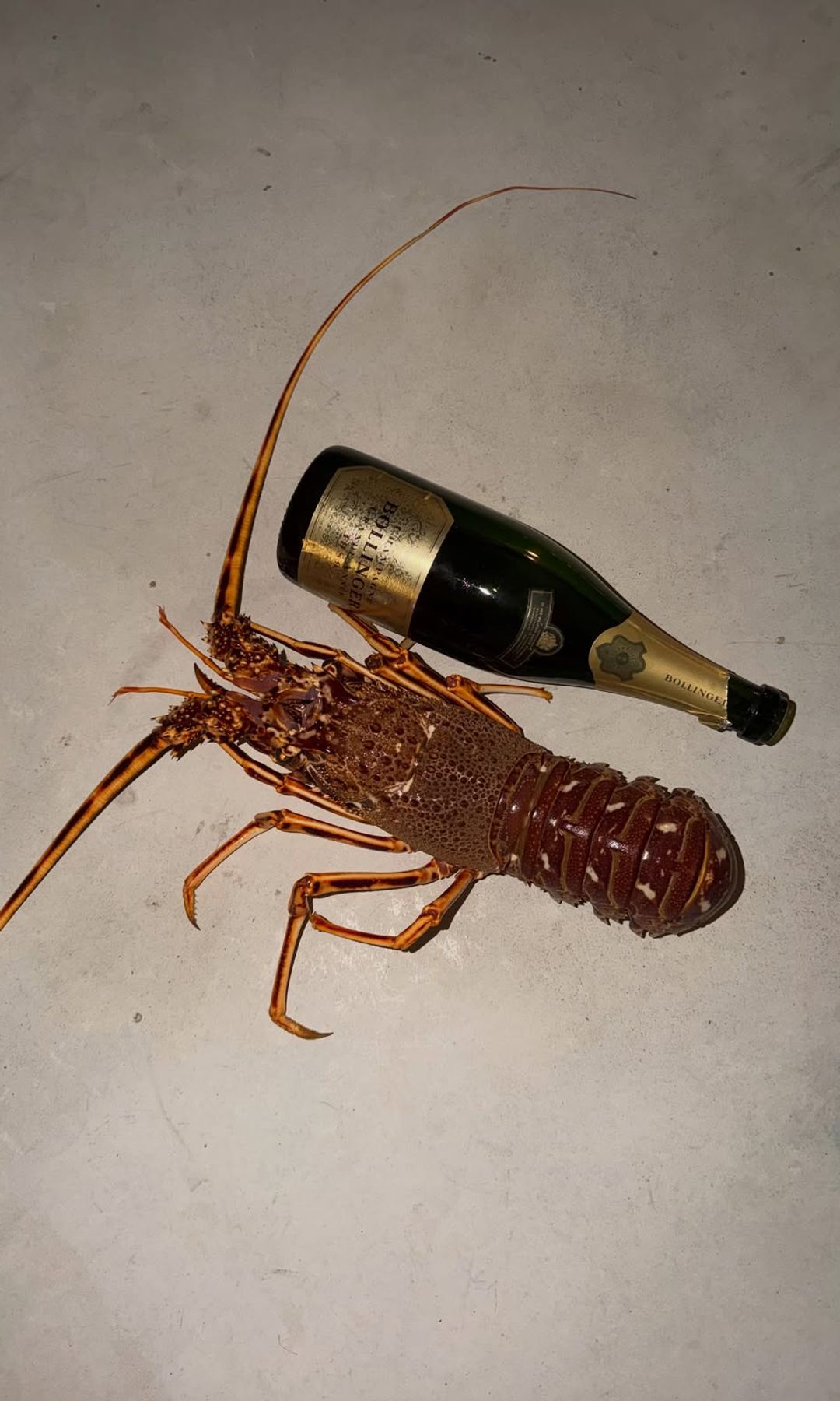 Una langosta acompañada de una botella de Bollinger forma parte del particular festín gastronómico con el que Marcos Llorente ha disfrutado de su escapada a Menorca