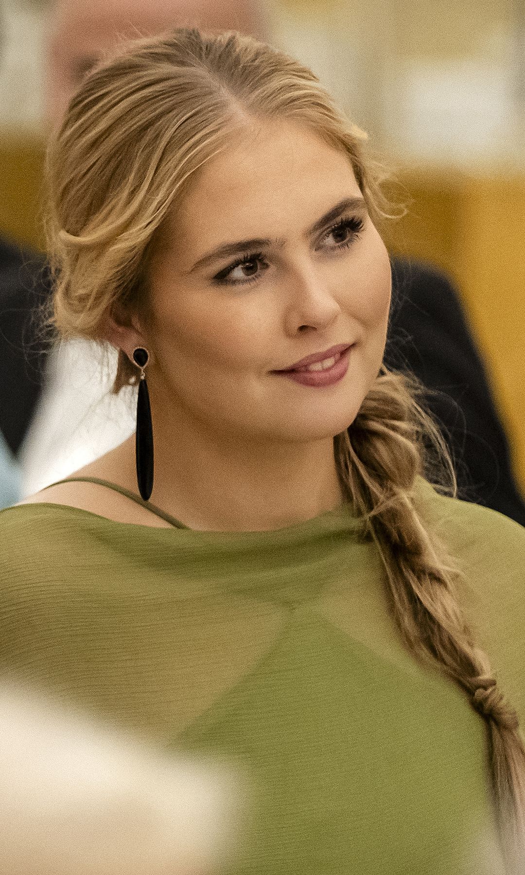 Amalia y Máxima de Holanda, dos looks de gala monocromáticos con factor sorpresa: vestido satinado de Mango, un cinturón puesto del revés y bolso de cocodrilo