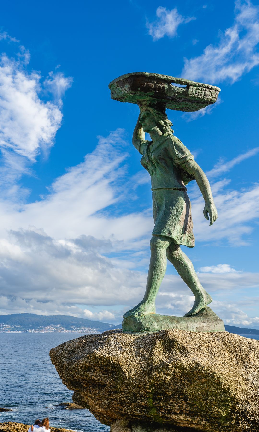 Homenaje escultórico a las esposas de pescadores de la ciudad de Portonovo, en Pontevedra, Galicia