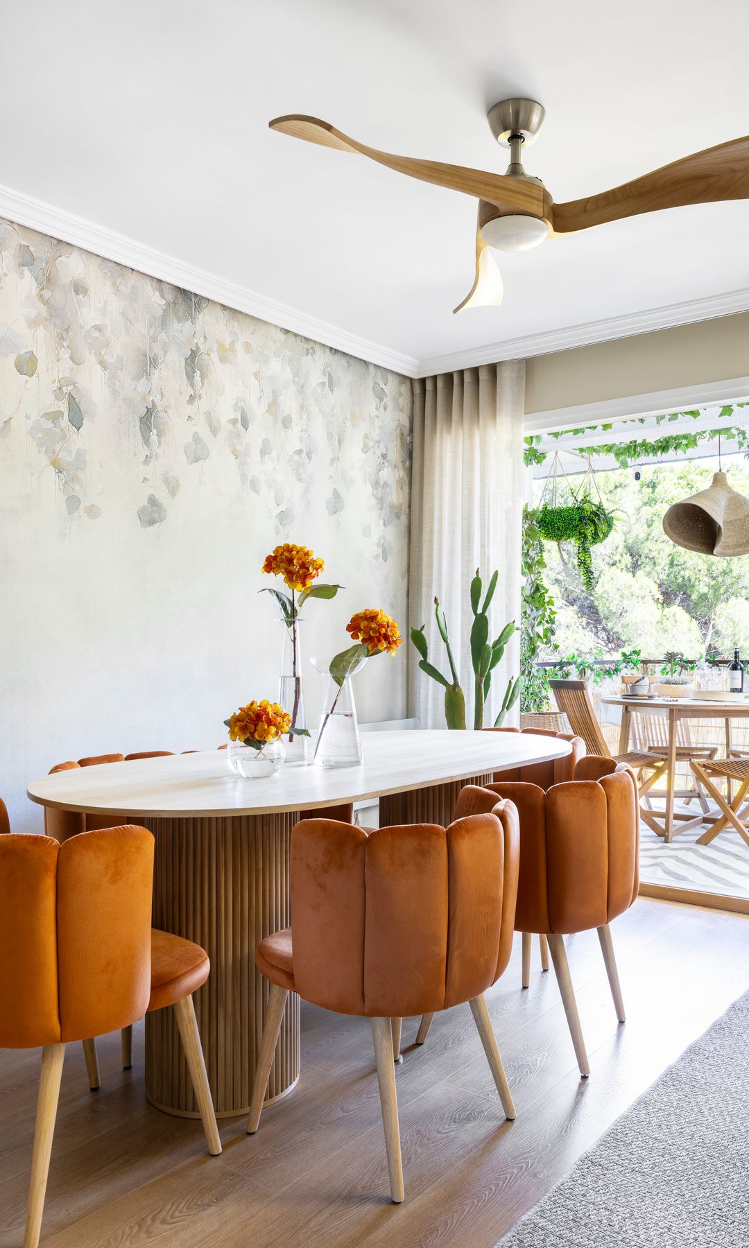 Comedor con pared empapelada