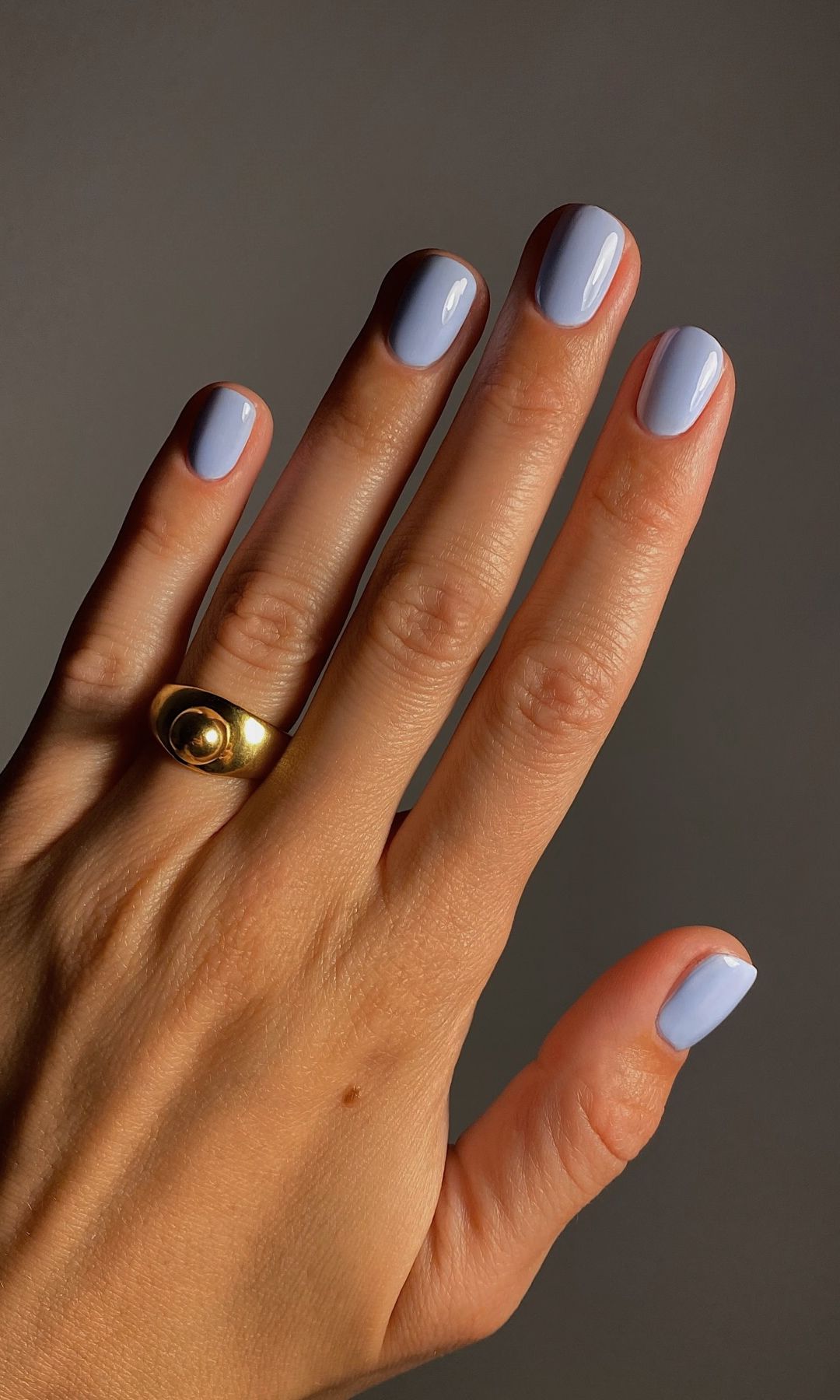 Manicura azul bebé
