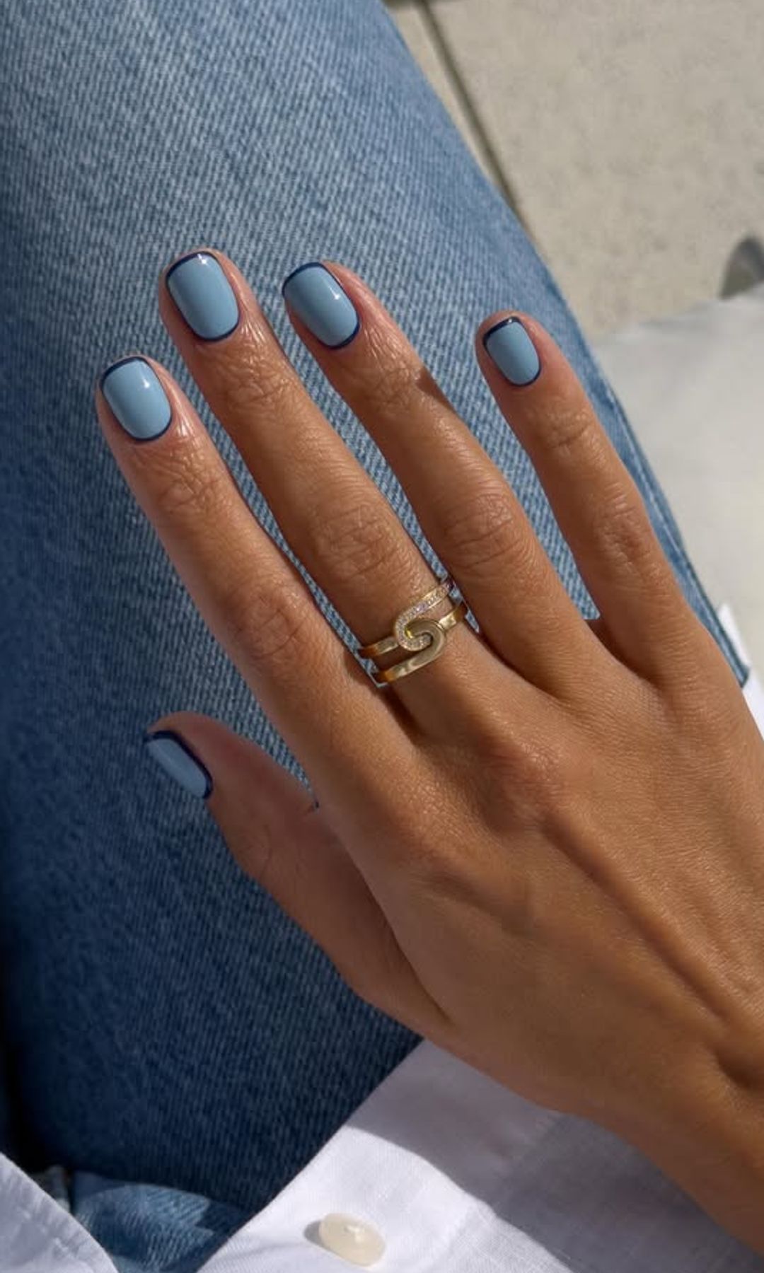 Manicura azul con marco