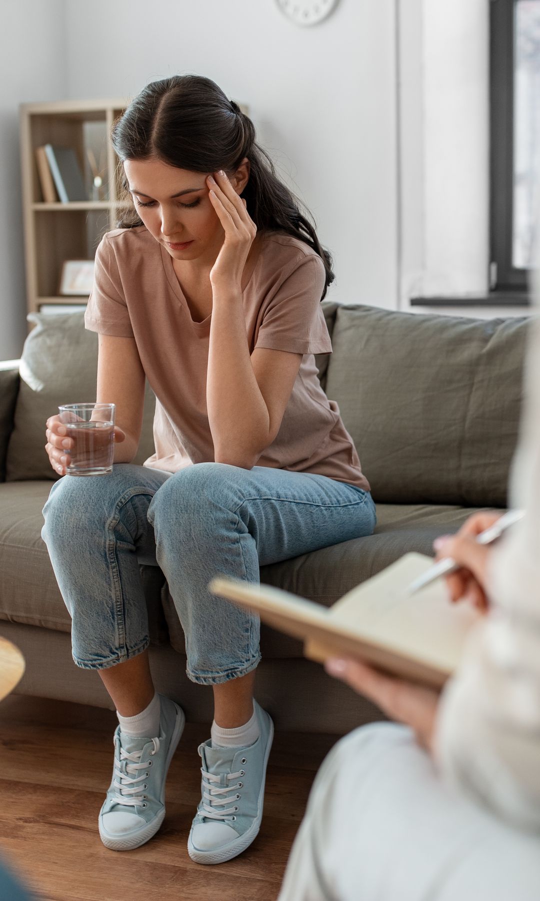 mujer joven en el psicólogo