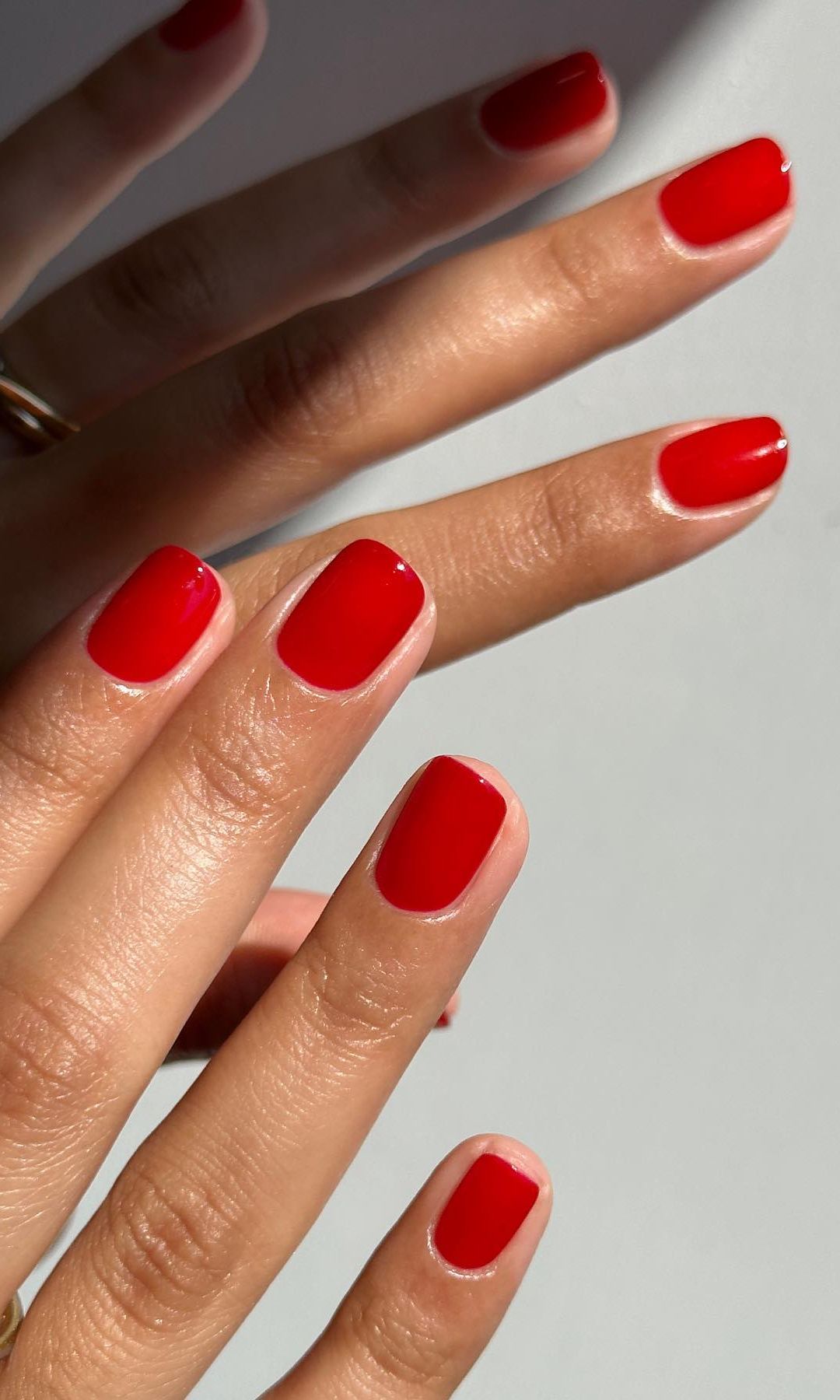 Manicura en rojo intenso