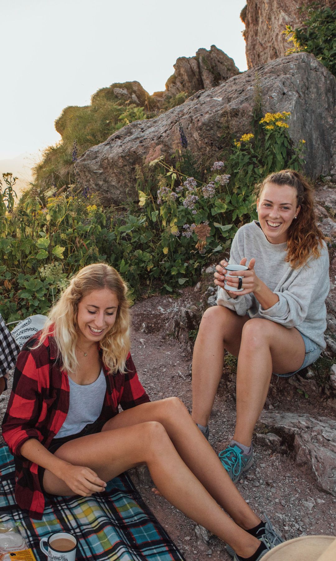 Mujeres felices en la montaña