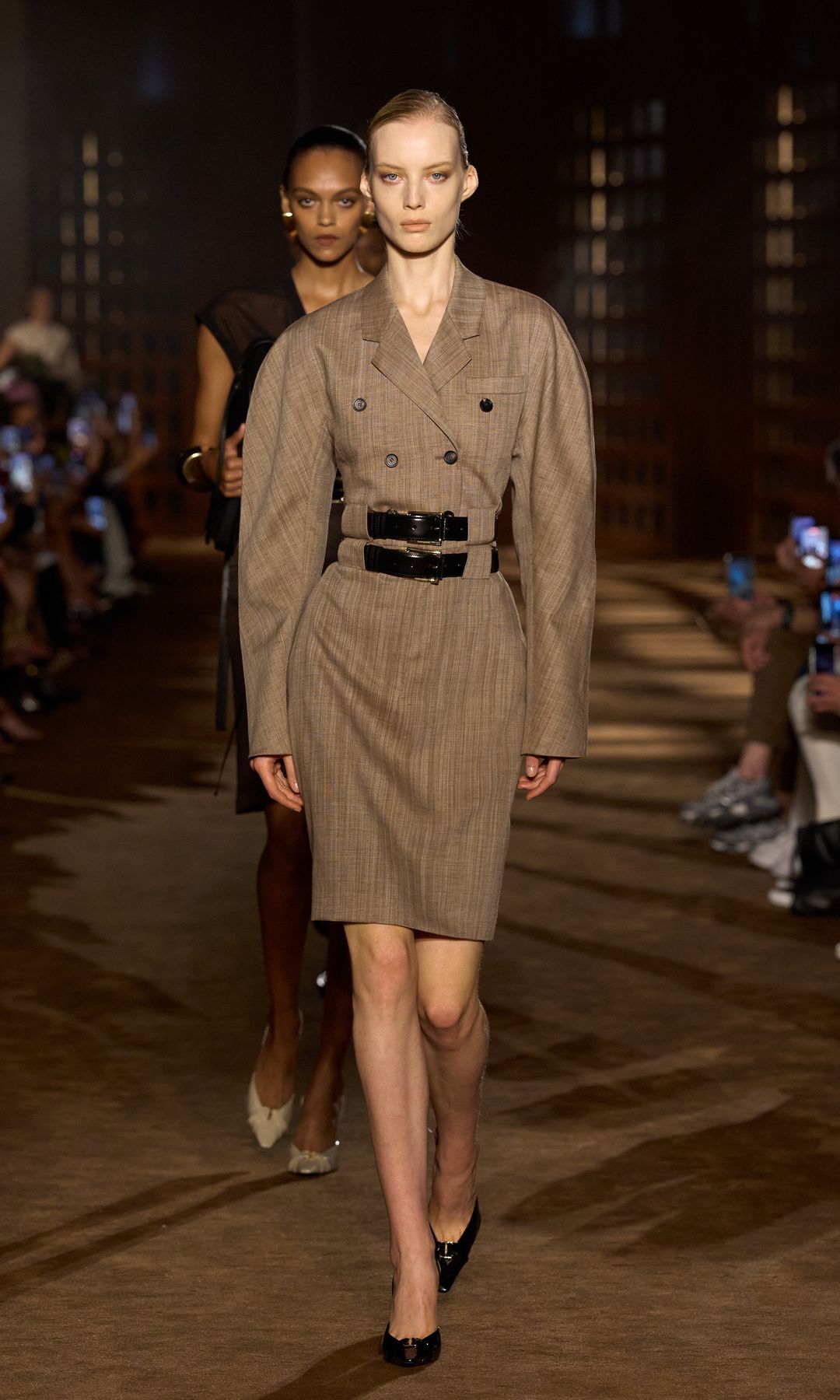 Ferragamo viaja a los años 40 para vestir a la mujer del futuro: 'cintura de avispa' y gabardina de látex
