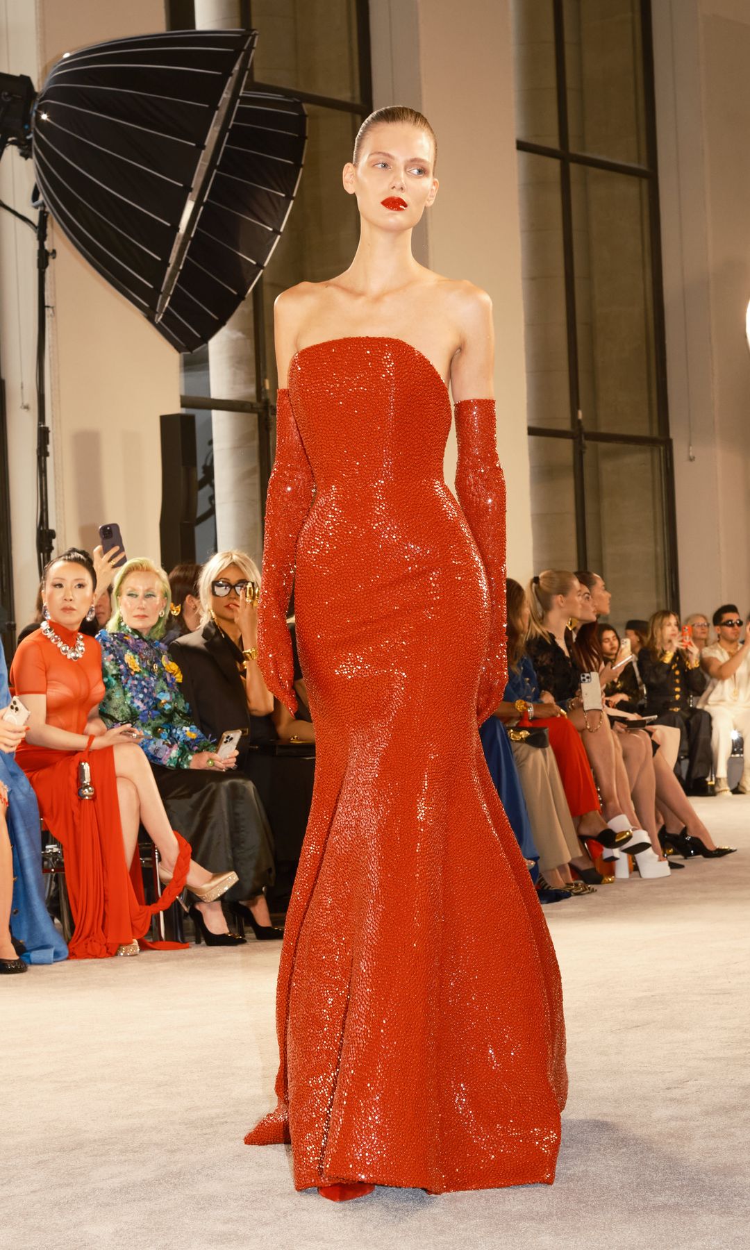 Schiaparelli viaja al pasado para imaginar el futuro en su desfile de Alta Costura