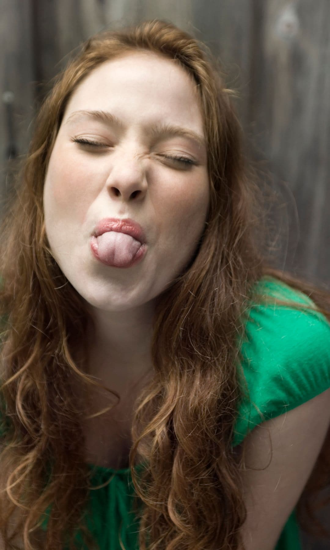 Chica sacando la lengua